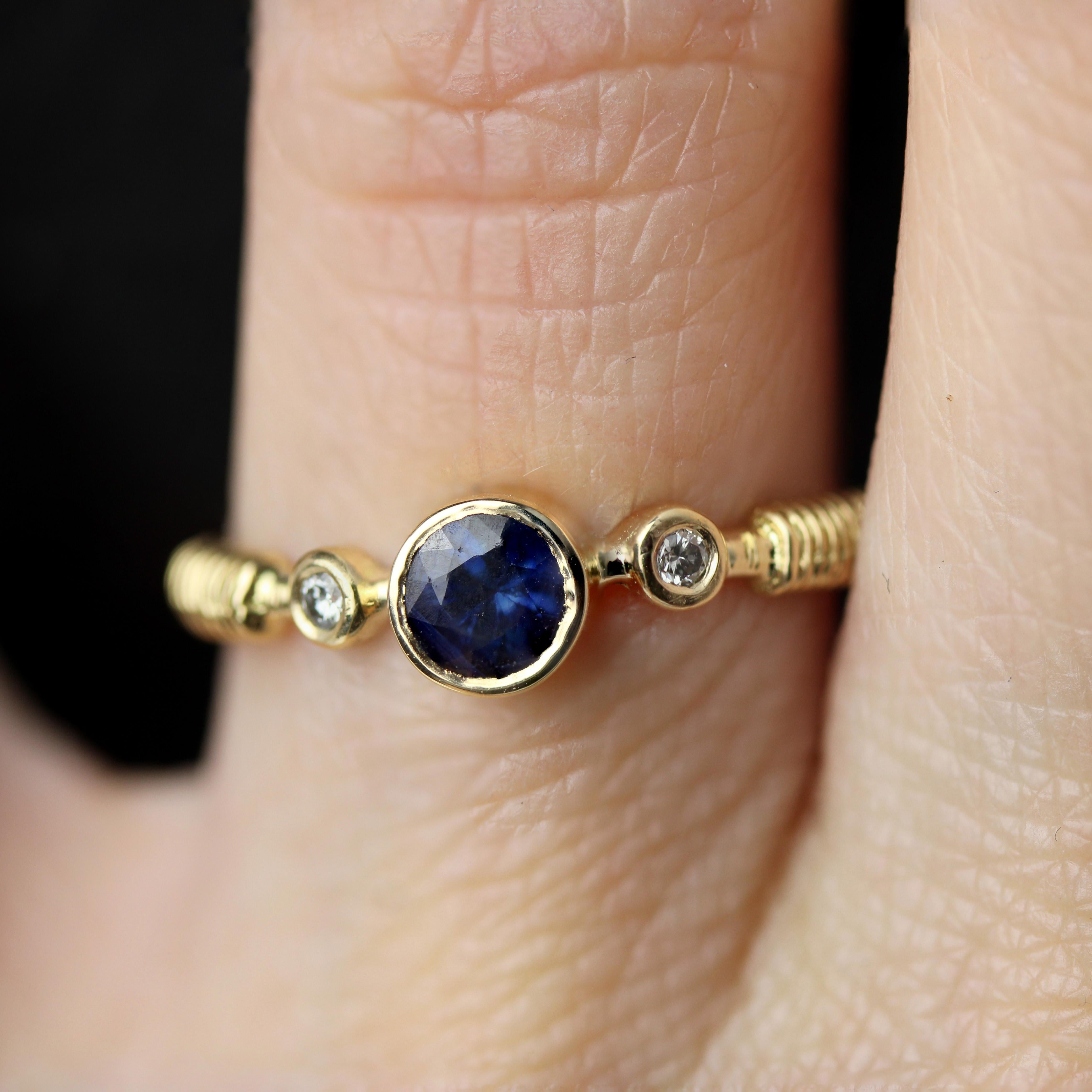 Bague française des années 1980 en or jaune 18 carats, saphir et diamants Pour femmes en vente