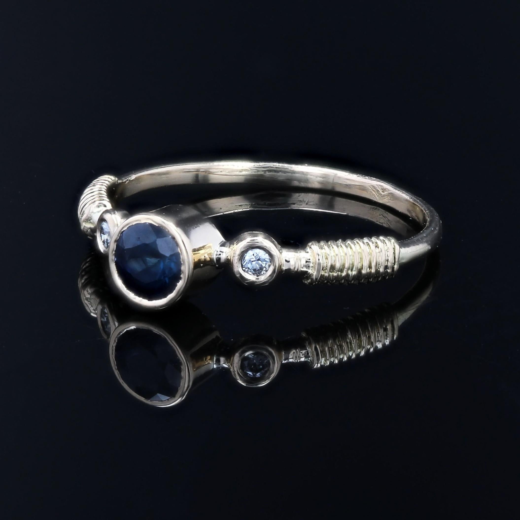 Bague française des années 1980 en or jaune 18 carats, saphir et diamants en vente 1