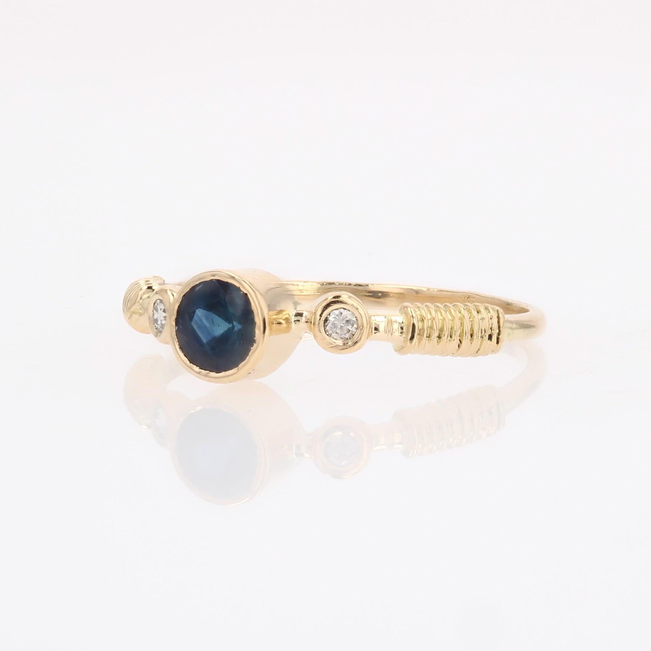 Bague française des années 1980 en or jaune 18 carats, saphir et diamants en vente 2