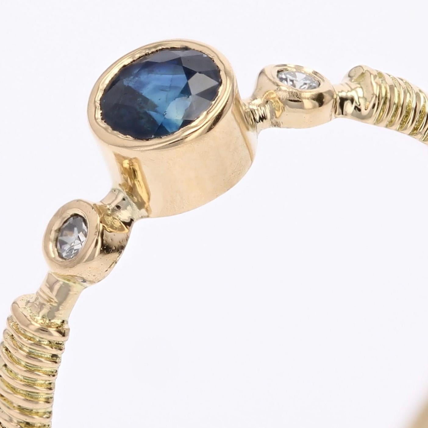 Bague française des années 1980 en or jaune 18 carats, saphir et diamants en vente 3