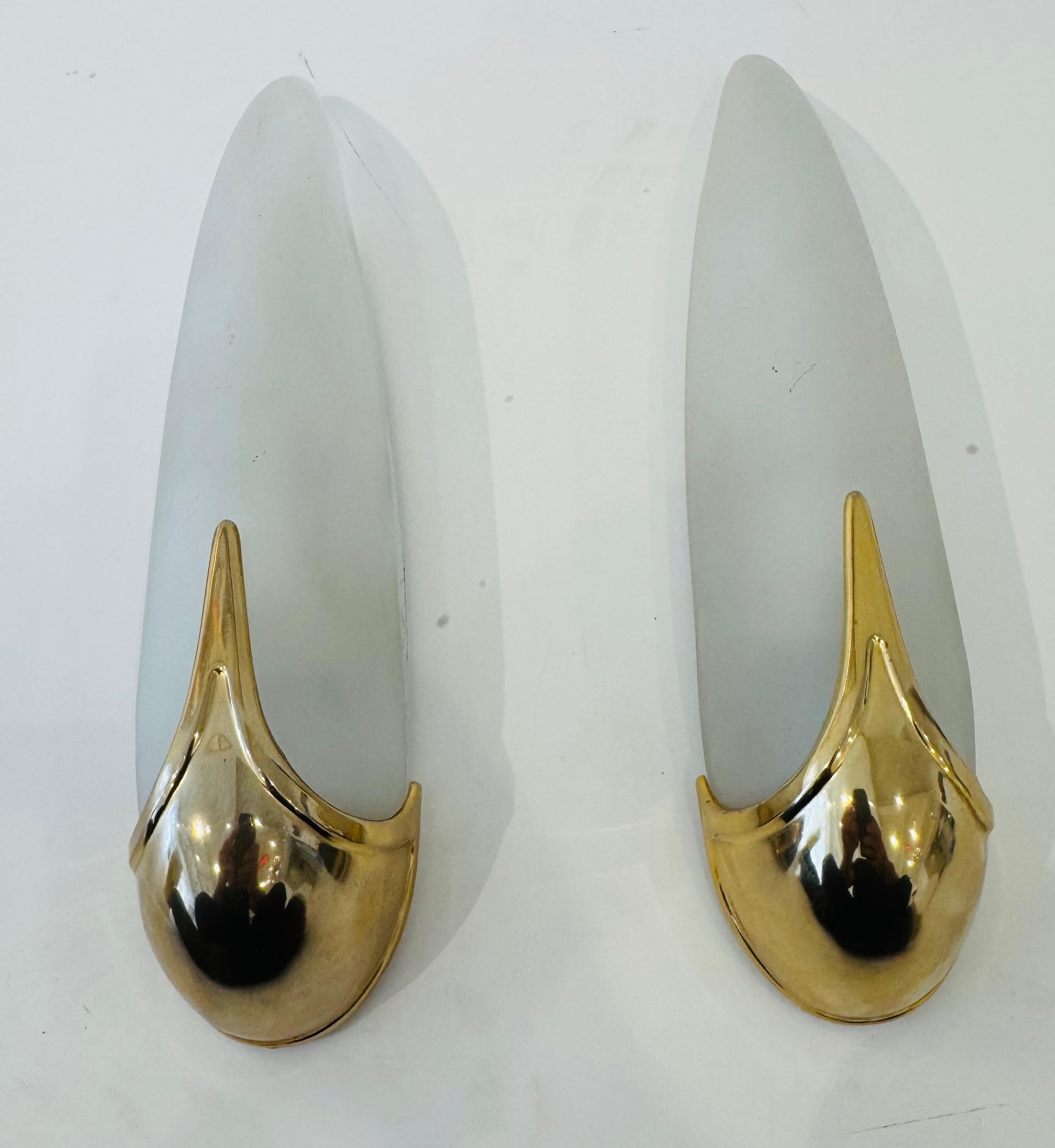 Una coppia di applique francesi dell'A Space AGE composta da apparecchi in ottone lucido e paralumi in vetro smerigliato. Appena ricablati con una presa a candelabro ciascuno.