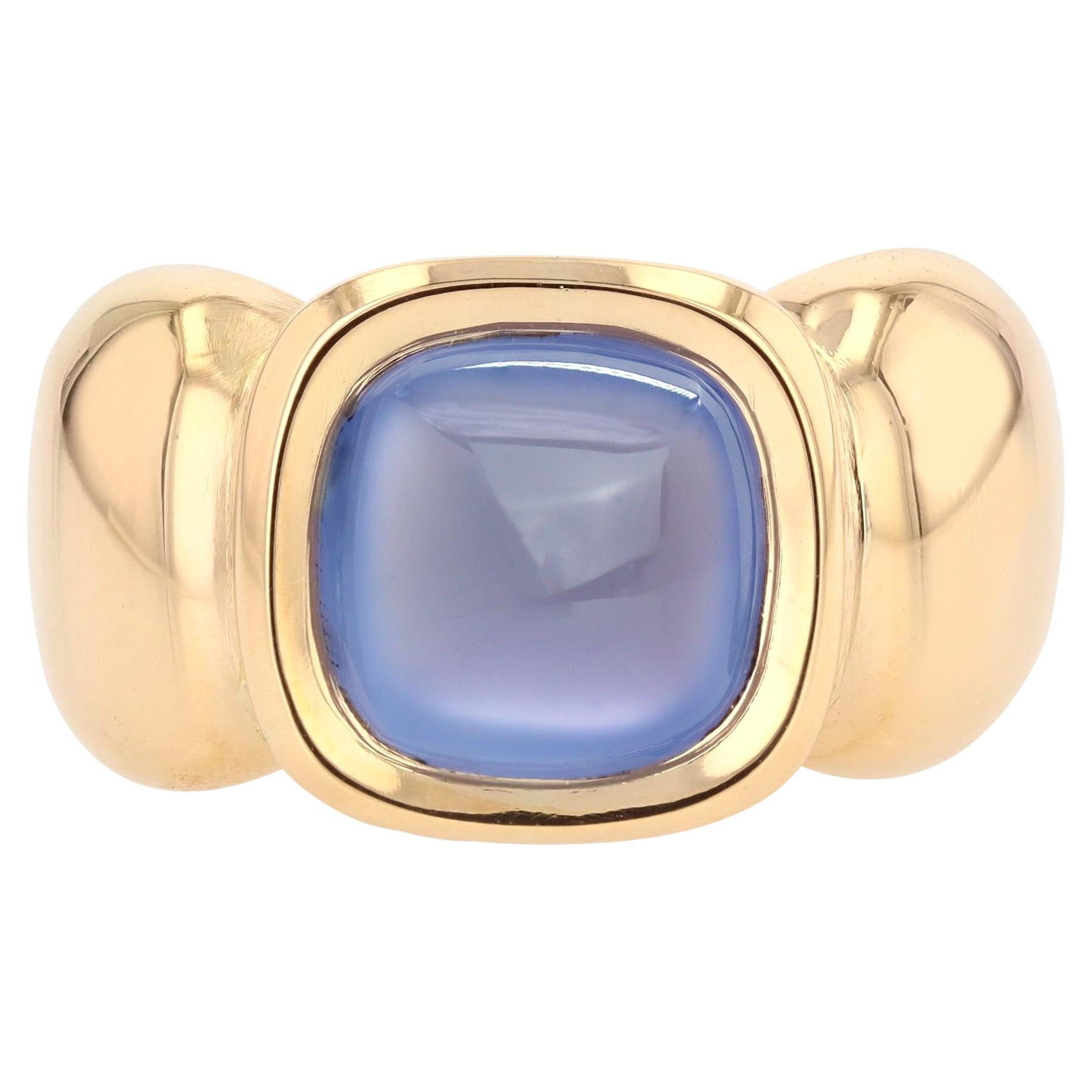 French 1980s Sugarloaf Chalcedony 18 Karat Yellow Gold Bangle Ring For Sale