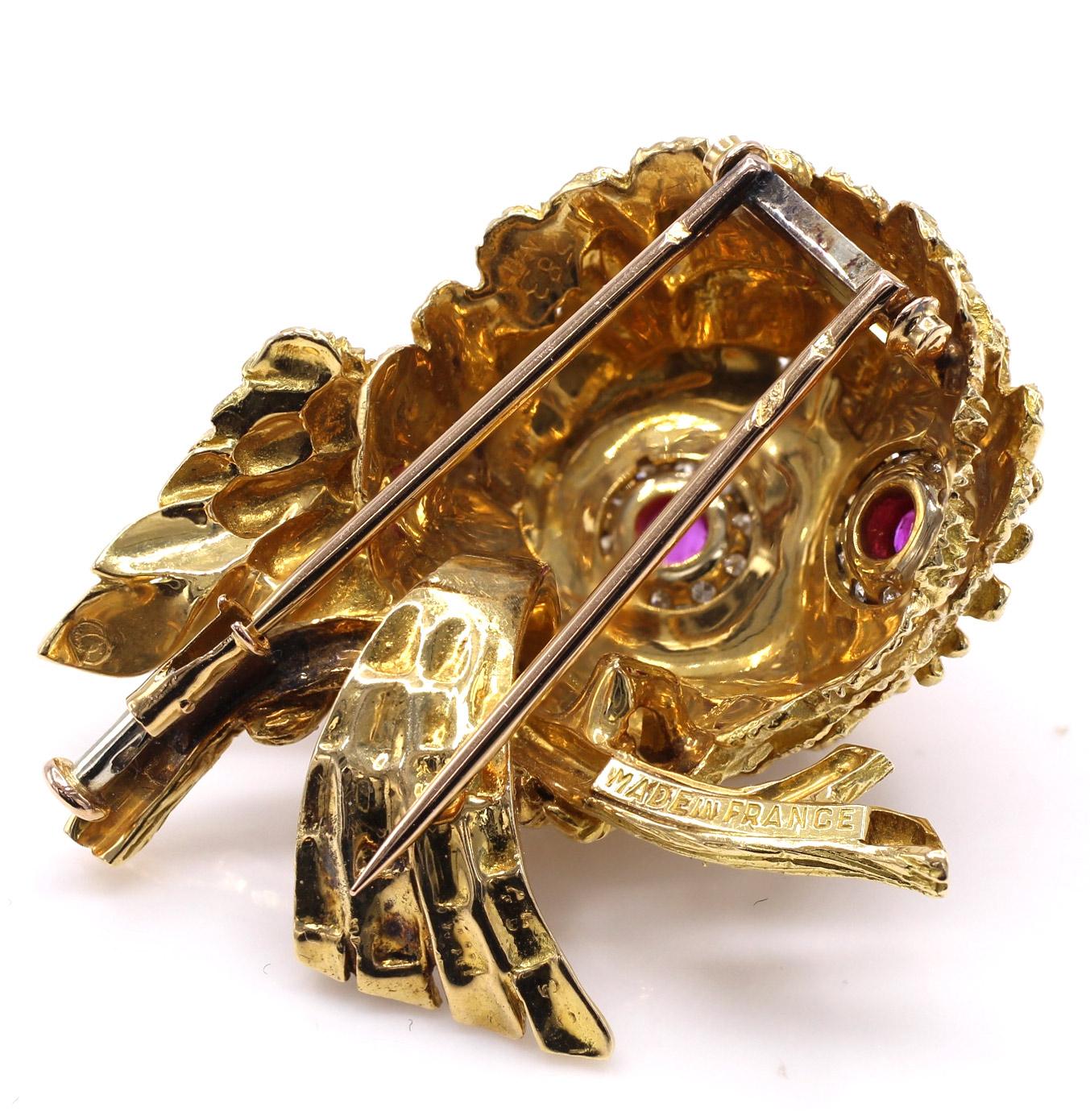 Round Cut French 1980s Whimsical Ruby Diamond 18 Karat Yellow Gold Owl Brooch For Sale