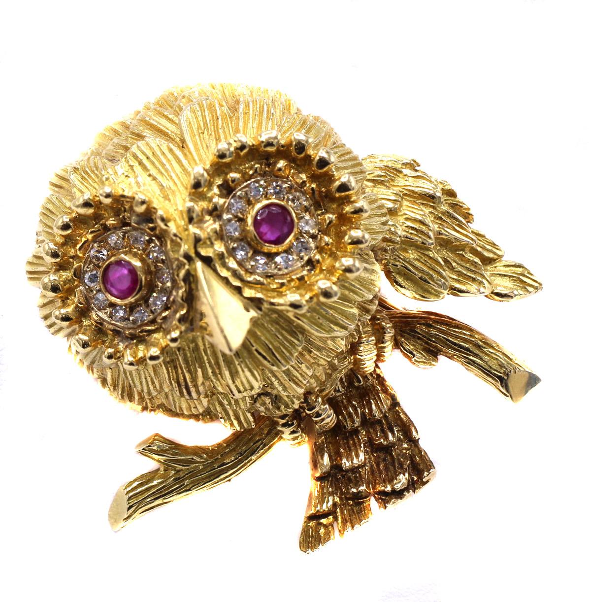 French 1980s Whimsical Ruby Diamond 18 Karat Yellow Gold Owl Brooch In Excellent Condition For Sale In New York, NY