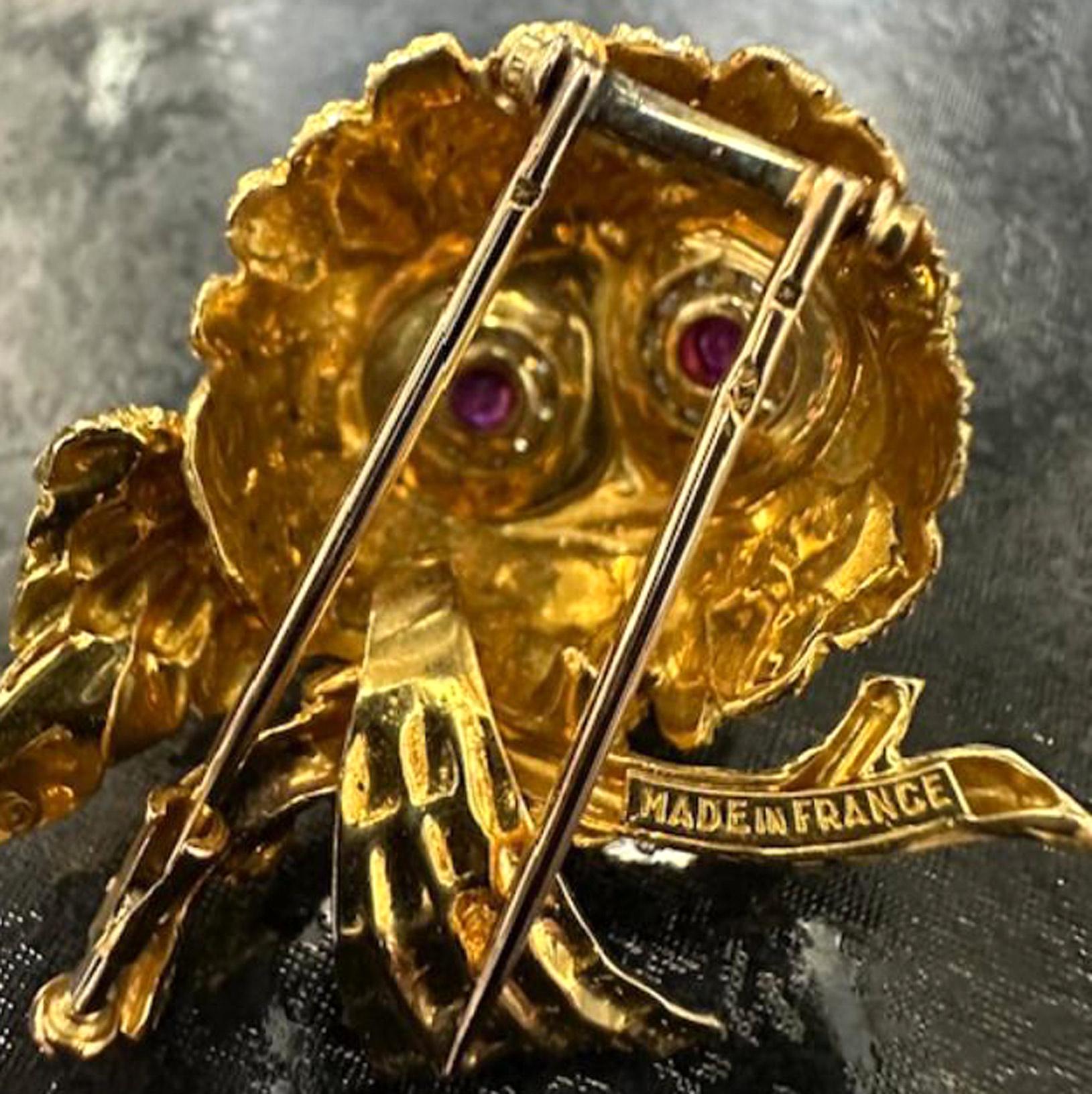 Women's or Men's French 1980s Whimsical Ruby Diamond 18 Karat Yellow Gold Owl Brooch For Sale