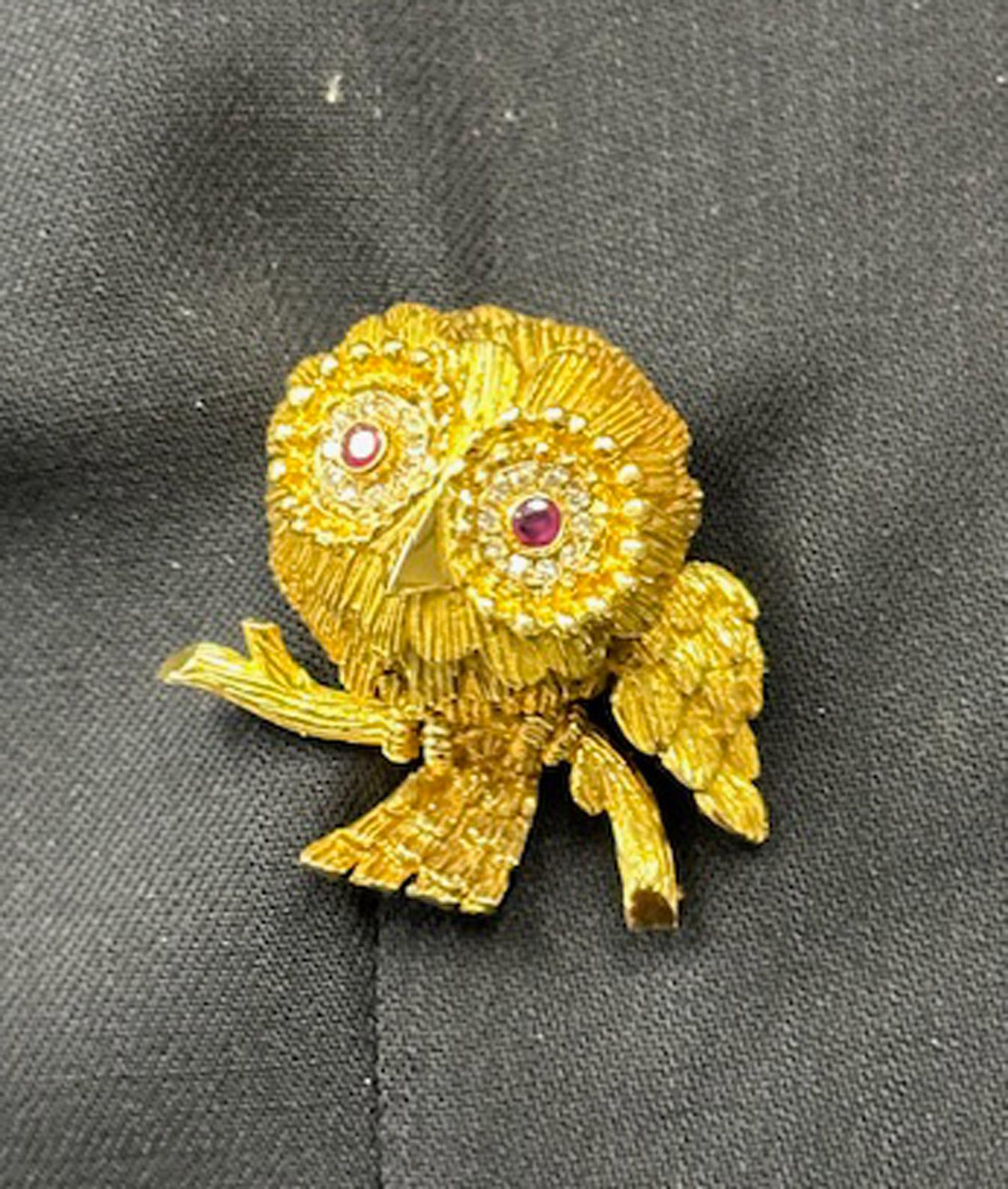 French 1980s Whimsical Ruby Diamond 18 Karat Yellow Gold Owl Brooch For Sale 1