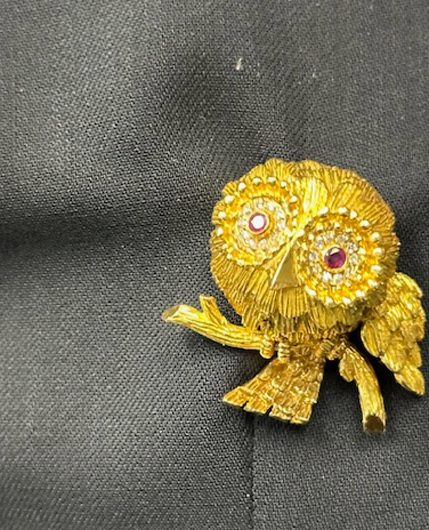 French 1980s Whimsical Ruby Diamond 18 Karat Yellow Gold Owl Brooch For Sale 2