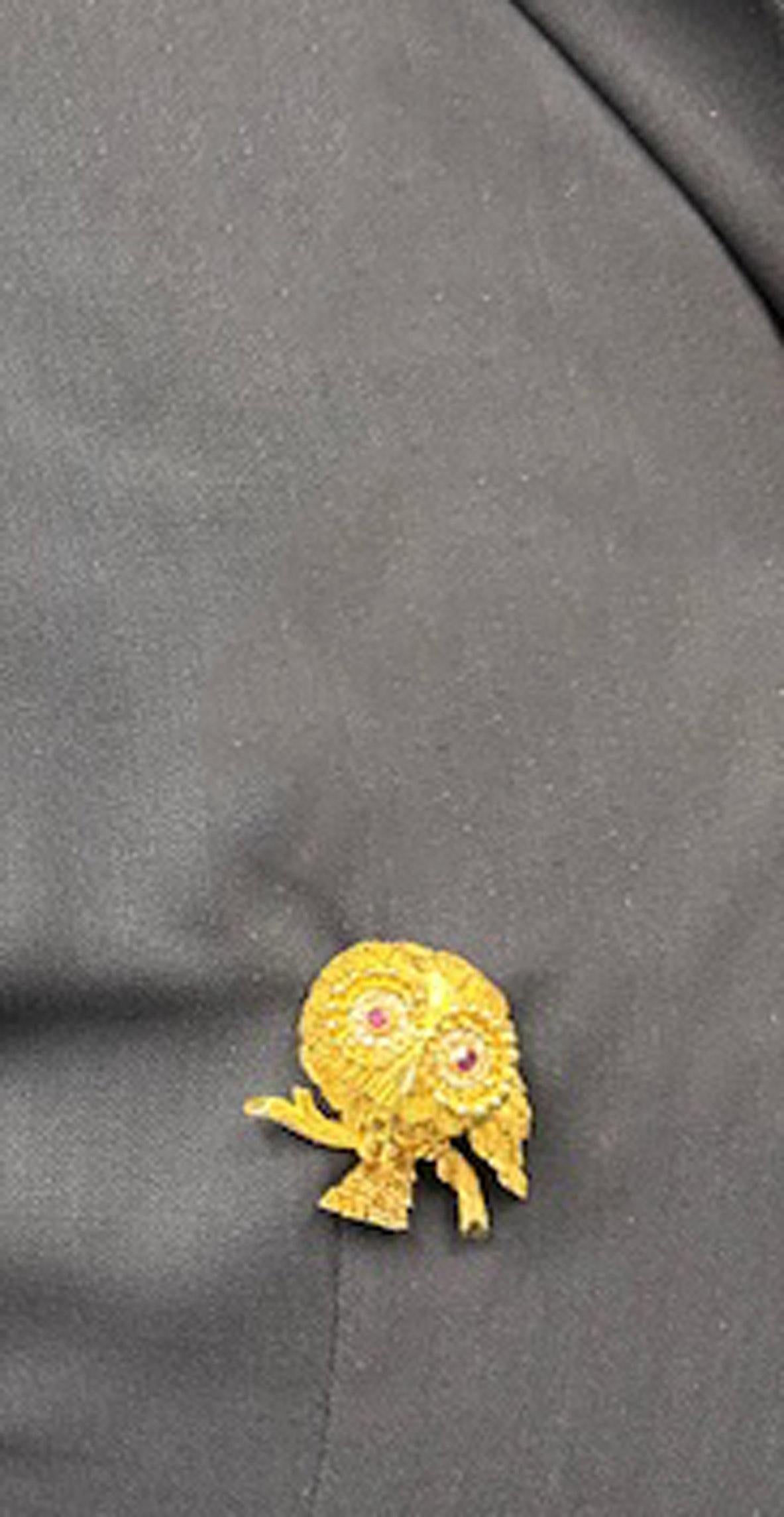 French 1980s Whimsical Ruby Diamond 18 Karat Yellow Gold Owl Brooch For Sale 3