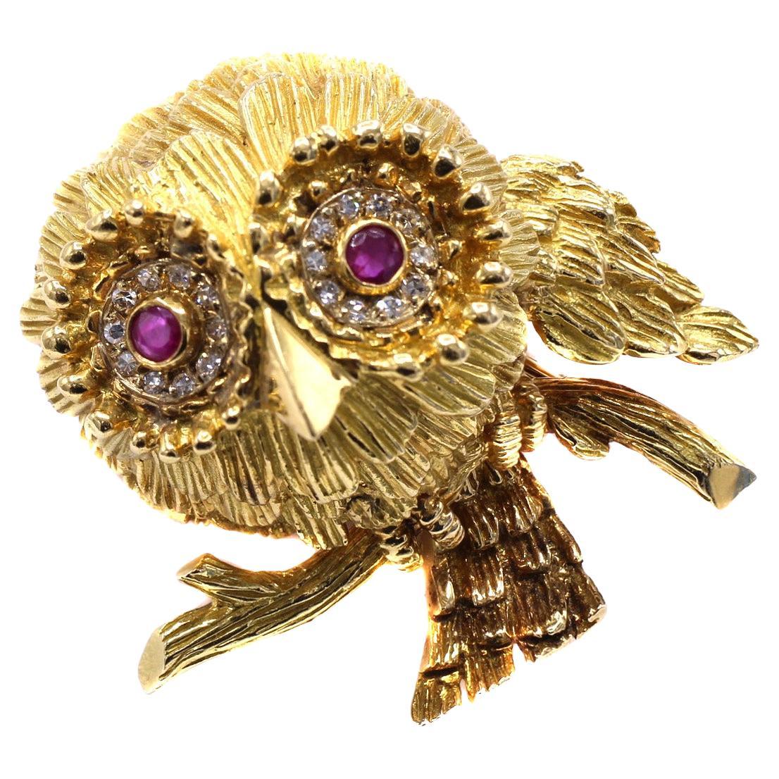 French 1980s Whimsical Ruby Diamond 18 Karat Yellow Gold Owl Brooch For Sale
