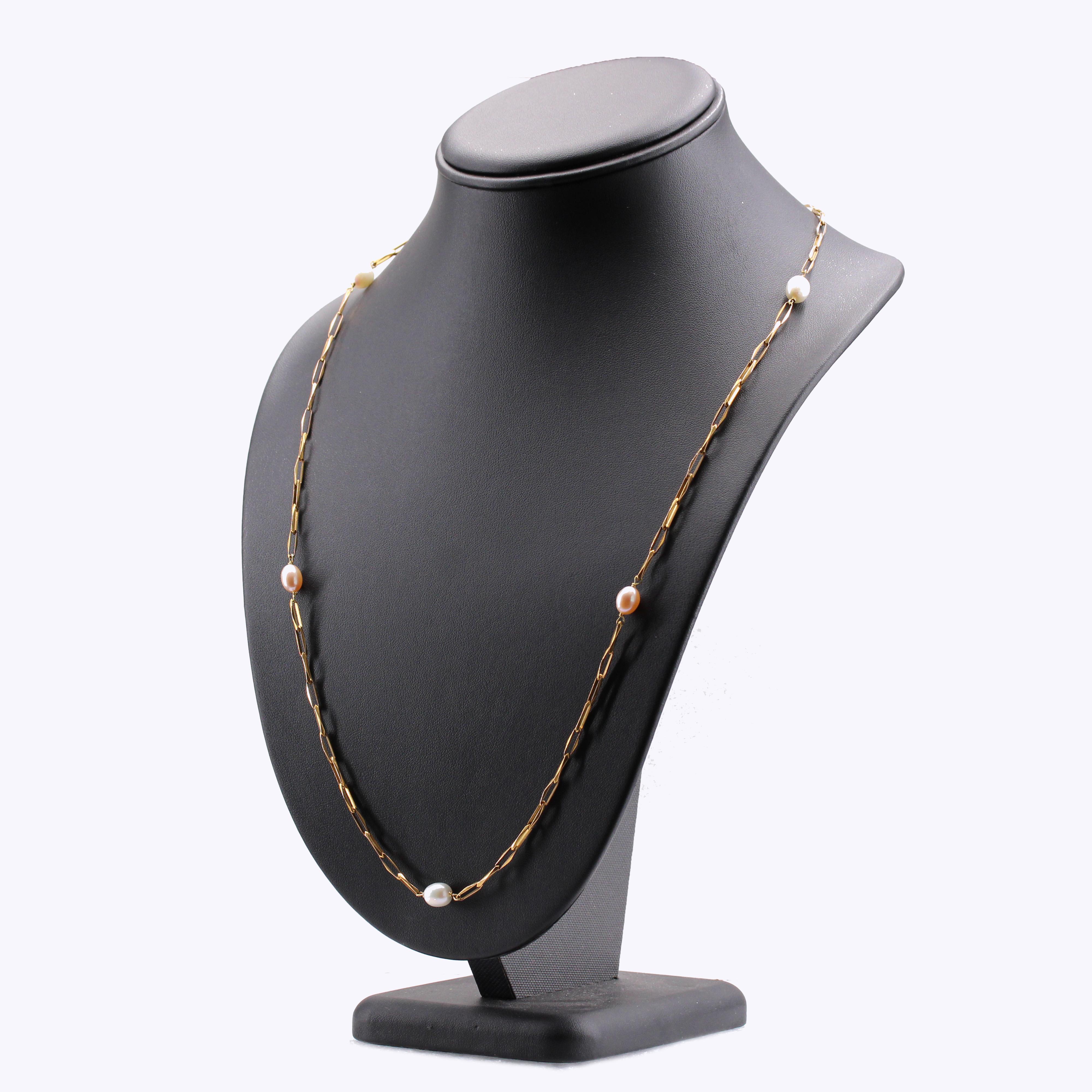 French 1980s White and Pink Cultured Pearls 18 Karat Rose Gold Necklace For Sale 2