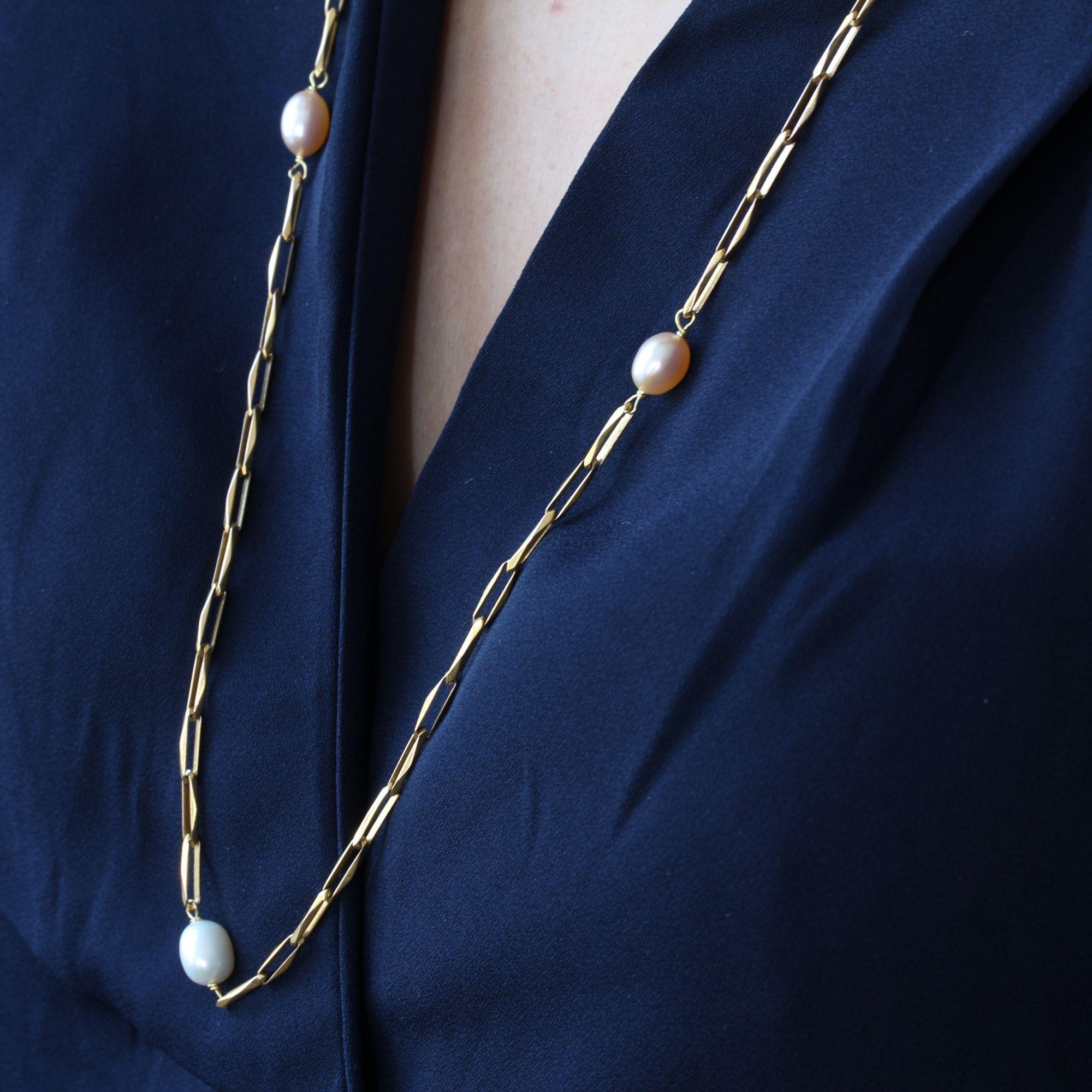 French 1980s White and Pink Cultured Pearls 18 Karat Rose Gold Necklace In Excellent Condition For Sale In Poitiers, FR