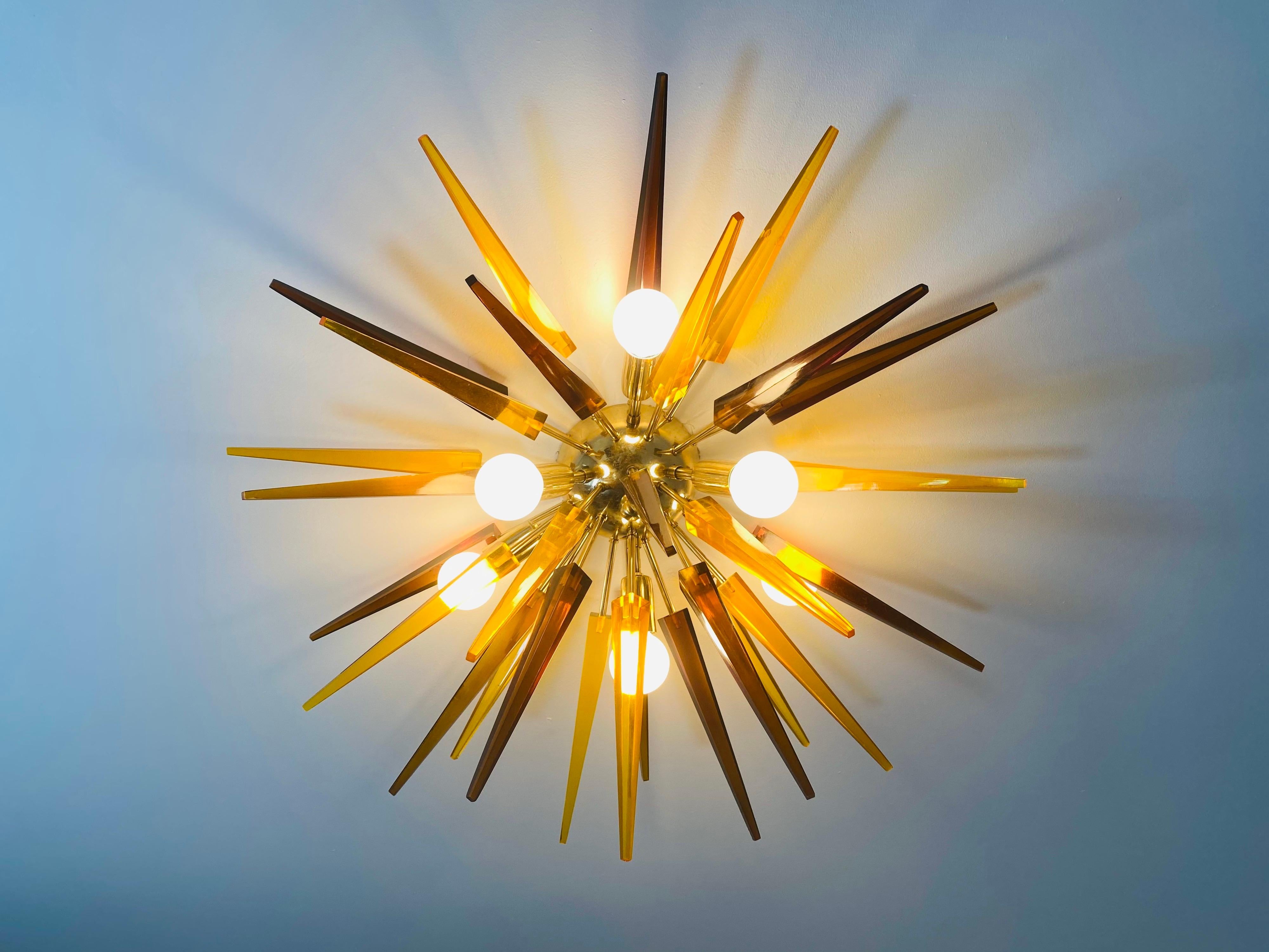 Une lampe française des années 1990 en laiton doré avec des prismes en résine de couleur orange et thé. Recâblé. Six sources de lumière.