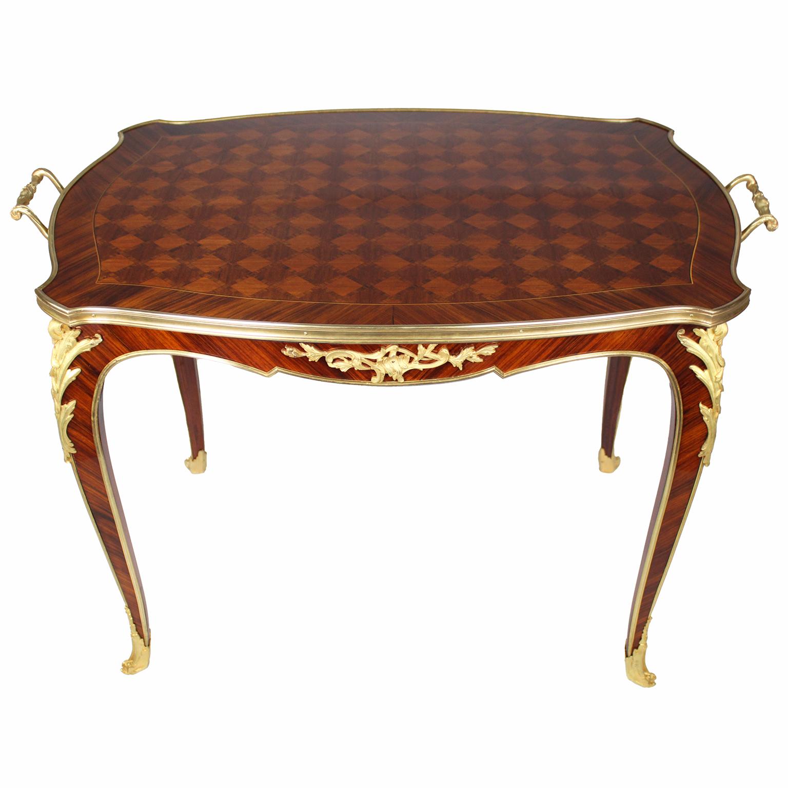 Ein sehr feiner französischer Butler-Kaffee- oder Teetisch im Stil Louis XV des 19. und 20. Jahrhunderts aus Königsholz mit Parkett und Ormolu von Émile Mottheau - Maison Mottheau et Fils. Die rechteckige Serpentine ist mit einer rautenförmigen