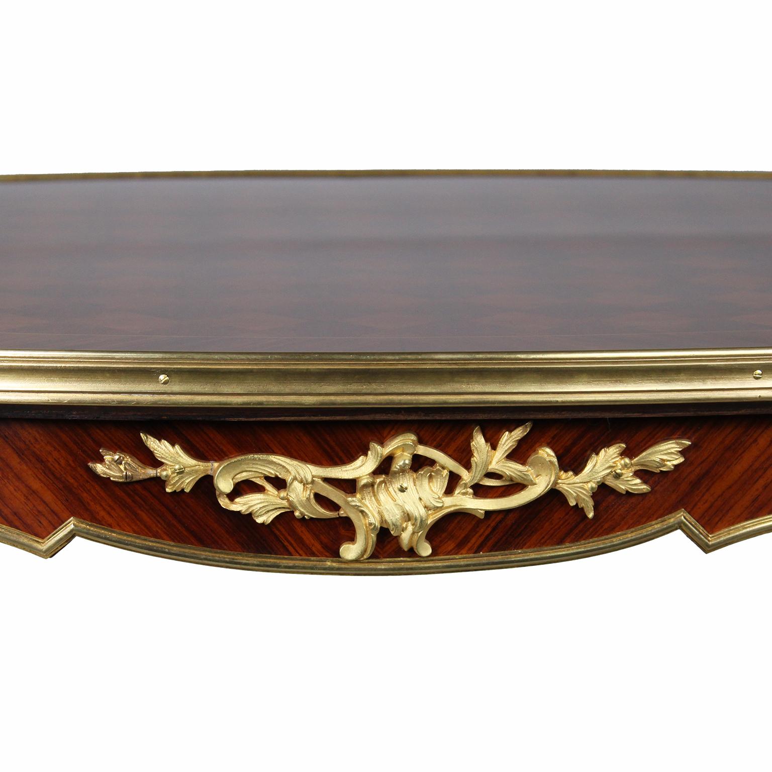 Französisch 19./20. Jh. Louis XV Stil Königsholz Parkett & Ormolu Kaffee Teetisch (Vergoldet) im Angebot