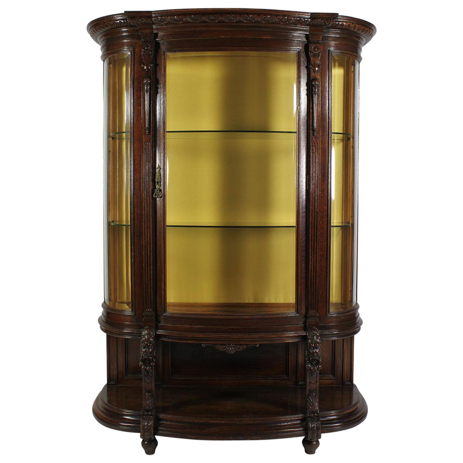Vitrina francese del XIX-XX secolo in stile revival barocco intagliata in Oak Bombé Figural Bombé