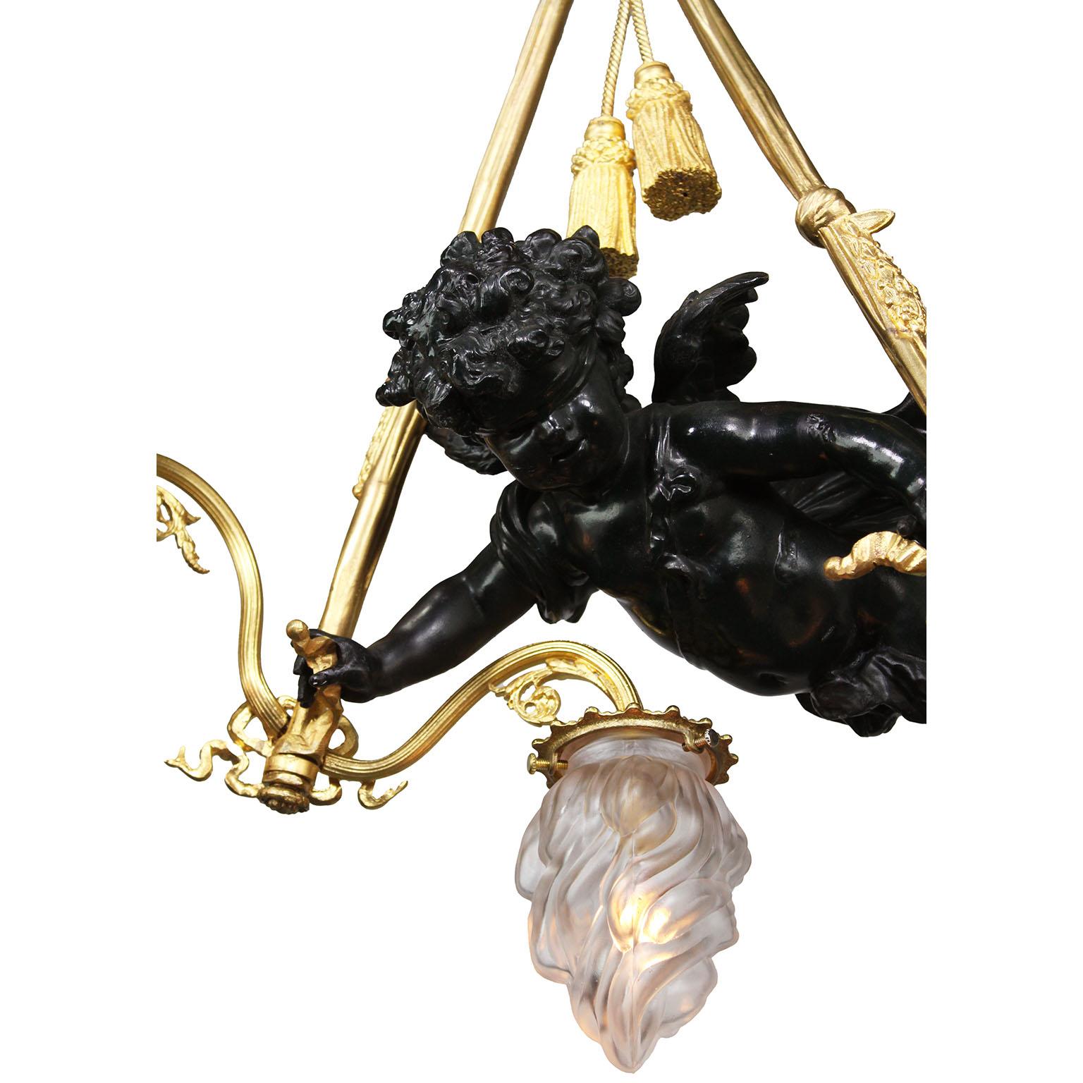 Français Lustre à chérubin à 3 lumières en bronze patiné français 19e/20e siècle Belle Époque en vente