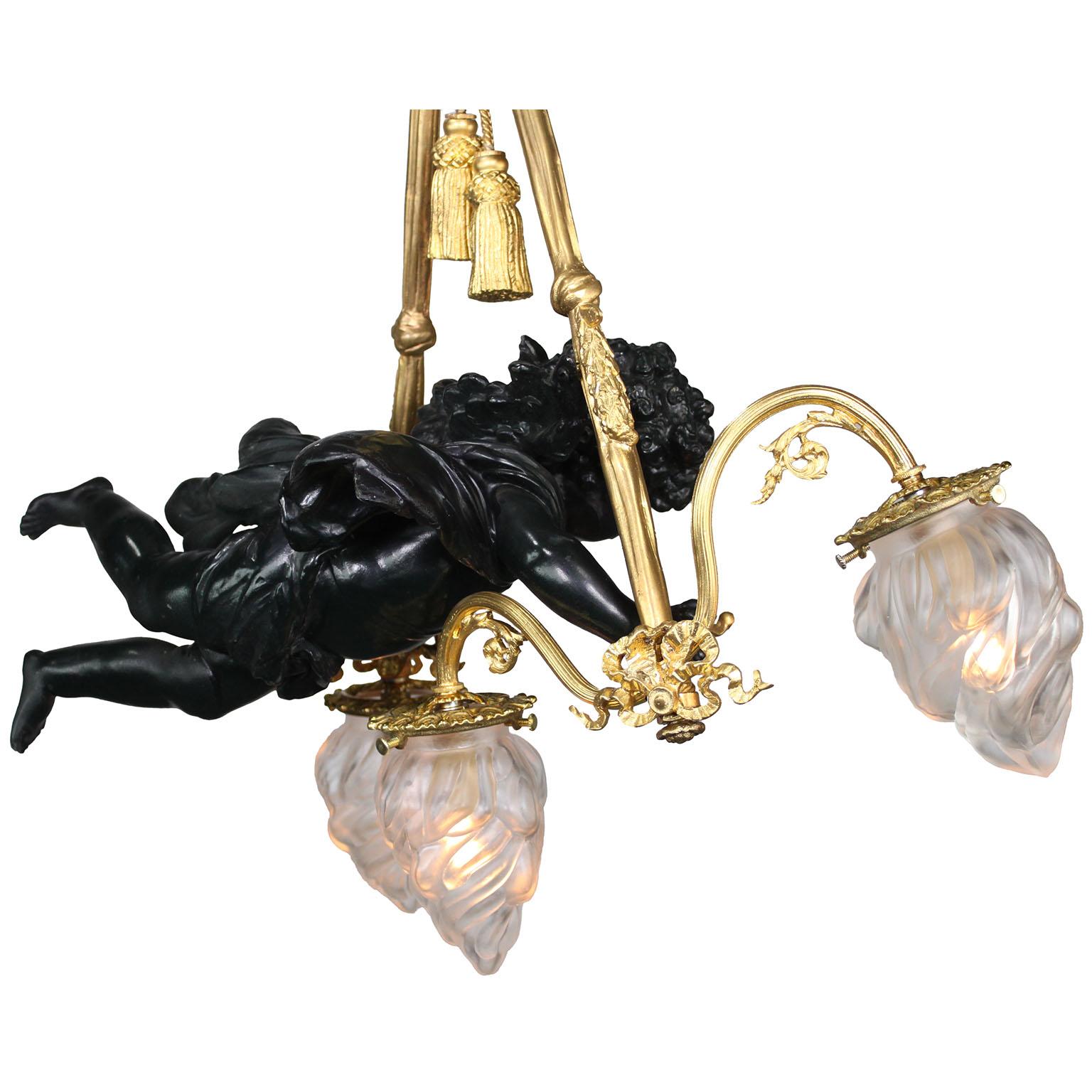 Lustre à chérubin à 3 lumières en bronze patiné français 19e/20e siècle Belle Époque Bon état - En vente à Los Angeles, CA
