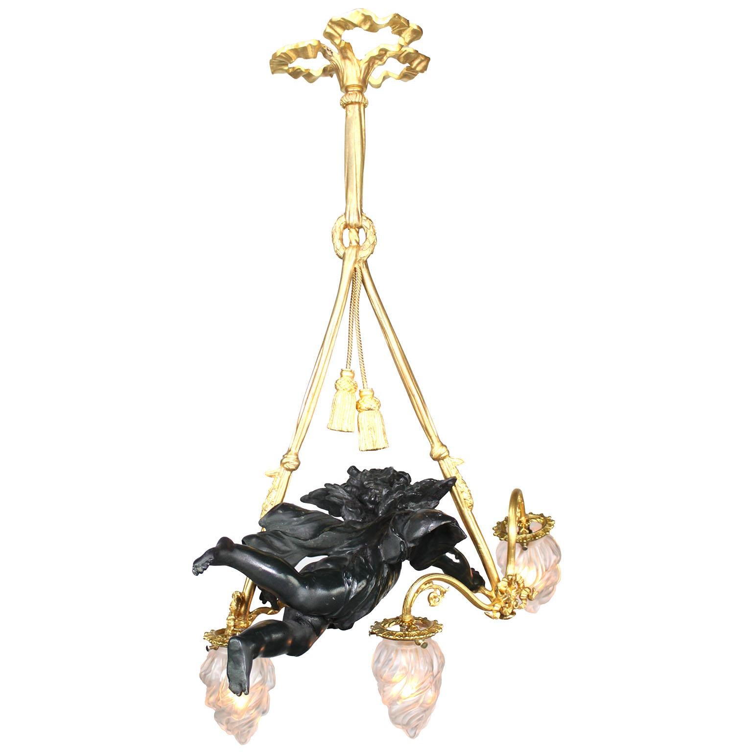 Début du 20ème siècle Lustre à chérubin à 3 lumières en bronze patiné français 19e/20e siècle Belle Époque en vente