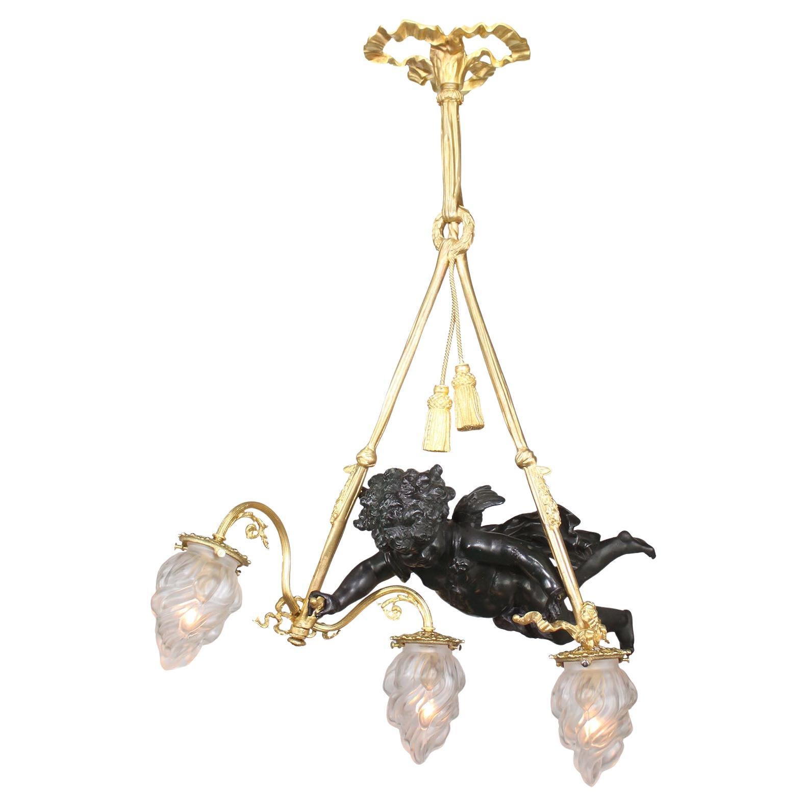 Lustre à chérubin à 3 lumières en bronze patiné français 19e/20e siècle Belle Époque en vente