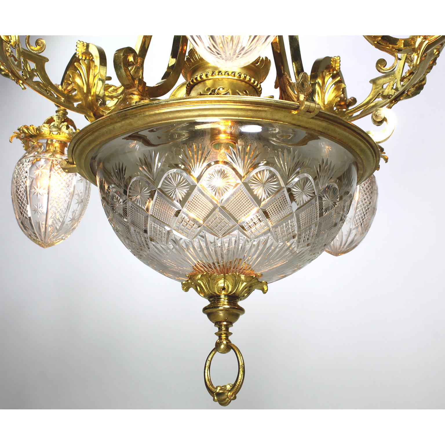 6-flammiger Kronleuchter aus vergoldeter Bronze und geschliffenem Glas aus der Belle Poque des 19. und 20. Jahrhunderts (Messing) im Angebot
