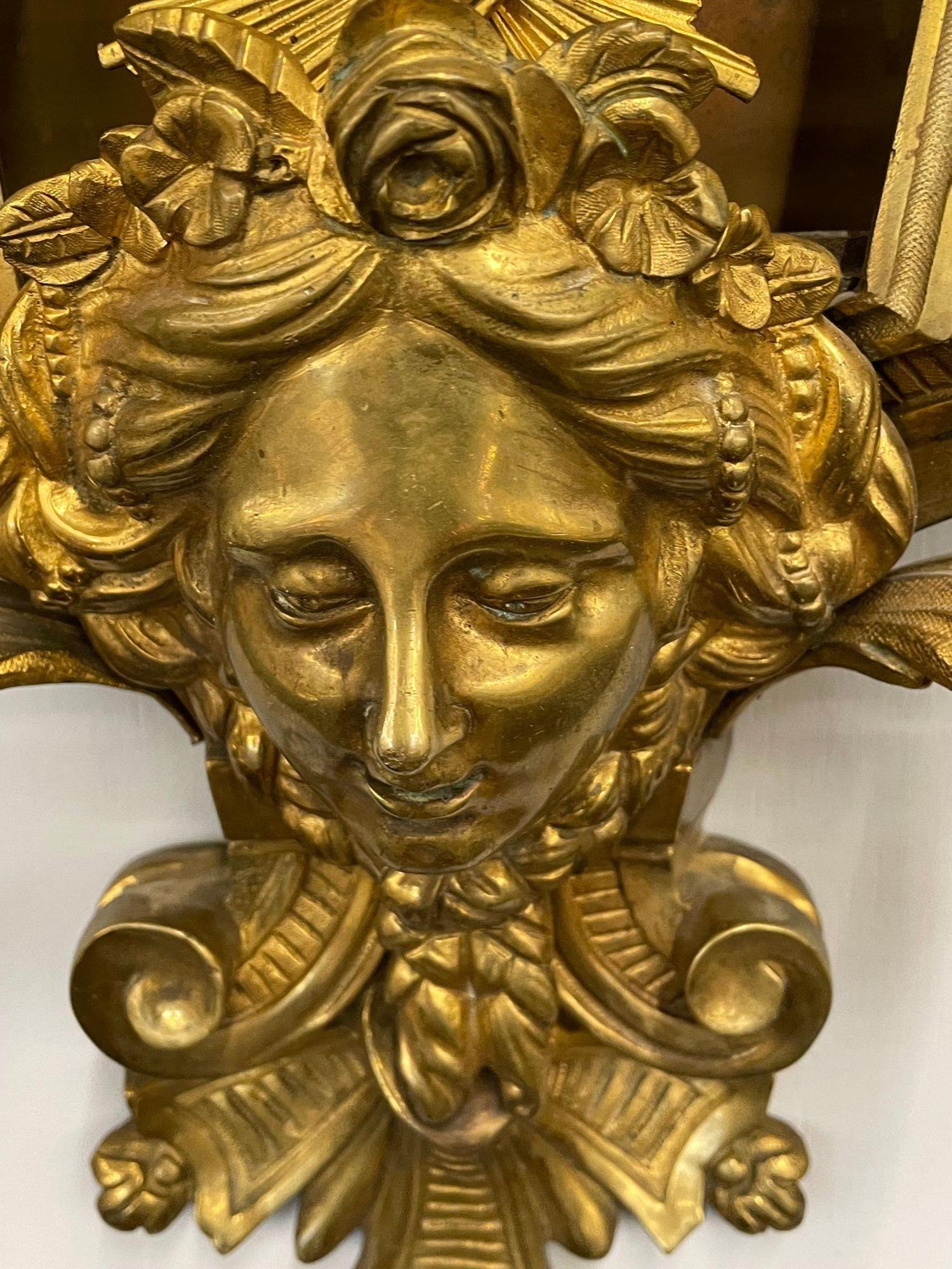 Français Pendule de cheminée française en bronze du XIXe/XXe siècle, figurative, dorée en vente