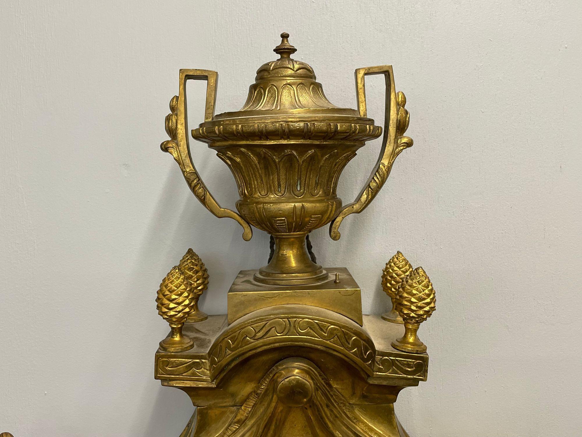 Pendule de cheminée française en bronze du XIXe/XXe siècle, figurative, dorée État moyen - En vente à Stamford, CT