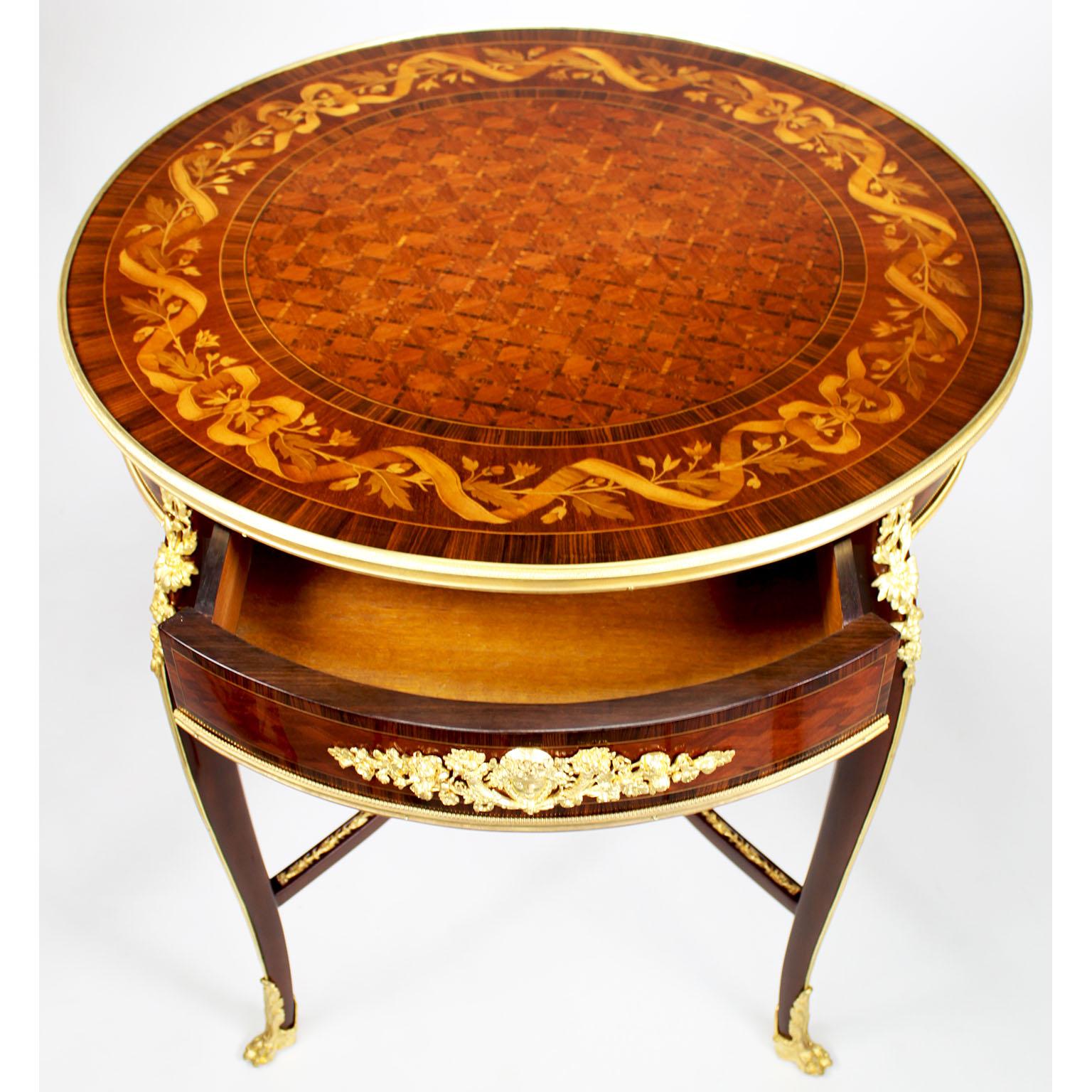 Table circulaire en marqueterie et bronze doré, d'après François Linke, du 19e au 20e siècle. en vente 2