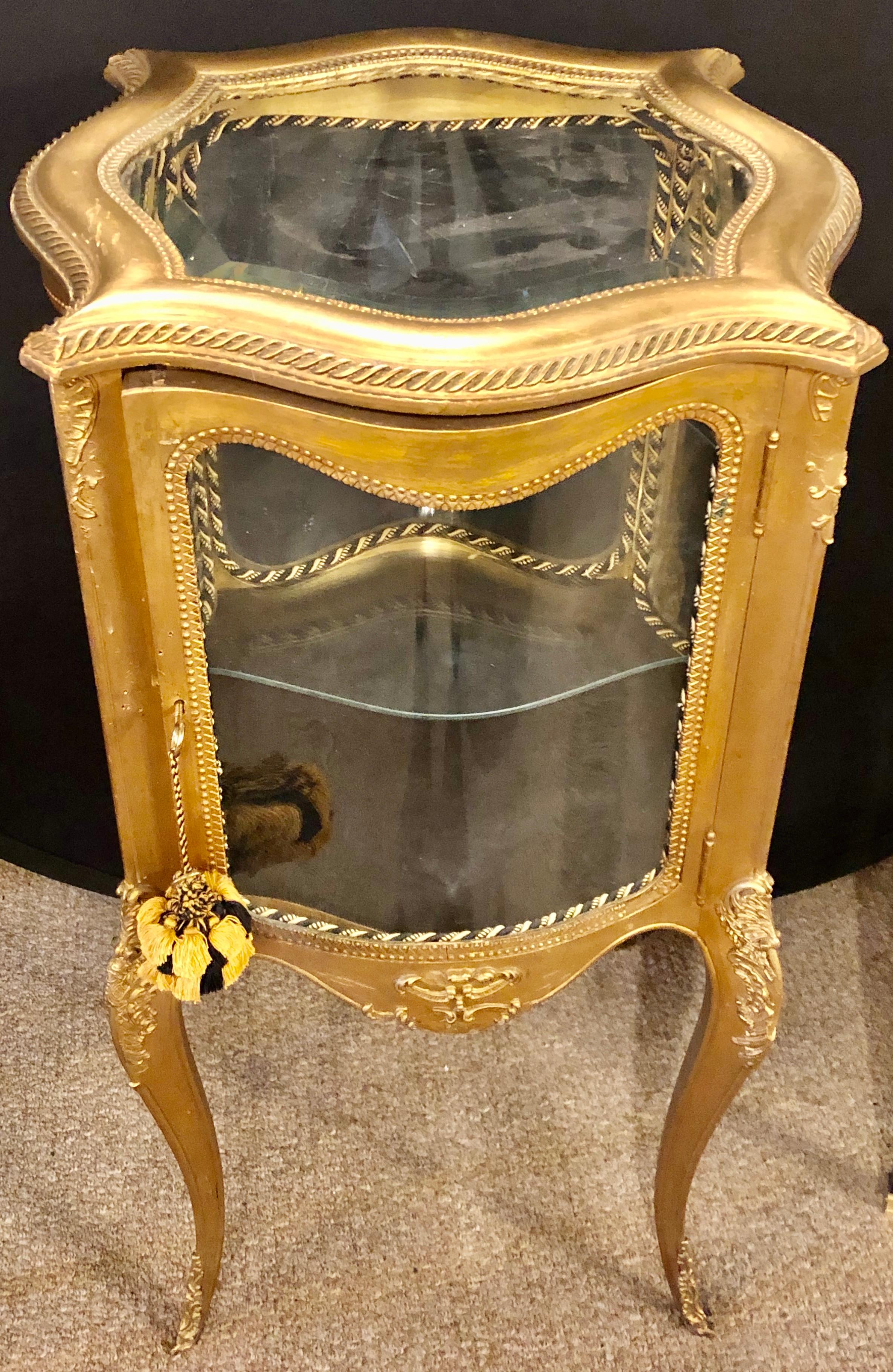 French 19th-20th Century Curio Vitrine Cabinet Curved Glass All Round In Good Condition In Stamford, CT
