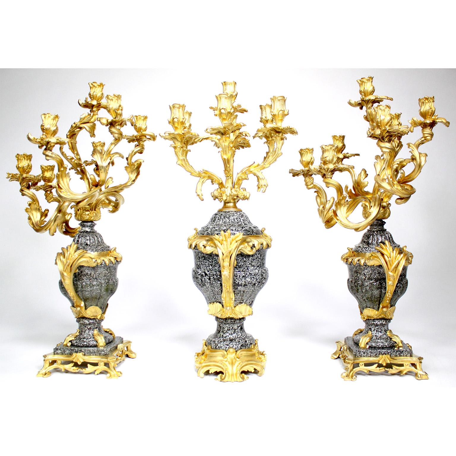 Belle Époque Raffinato set di candelabri a tre pezzi in stile Luigi XV del XIX/20° secolo. in vendita