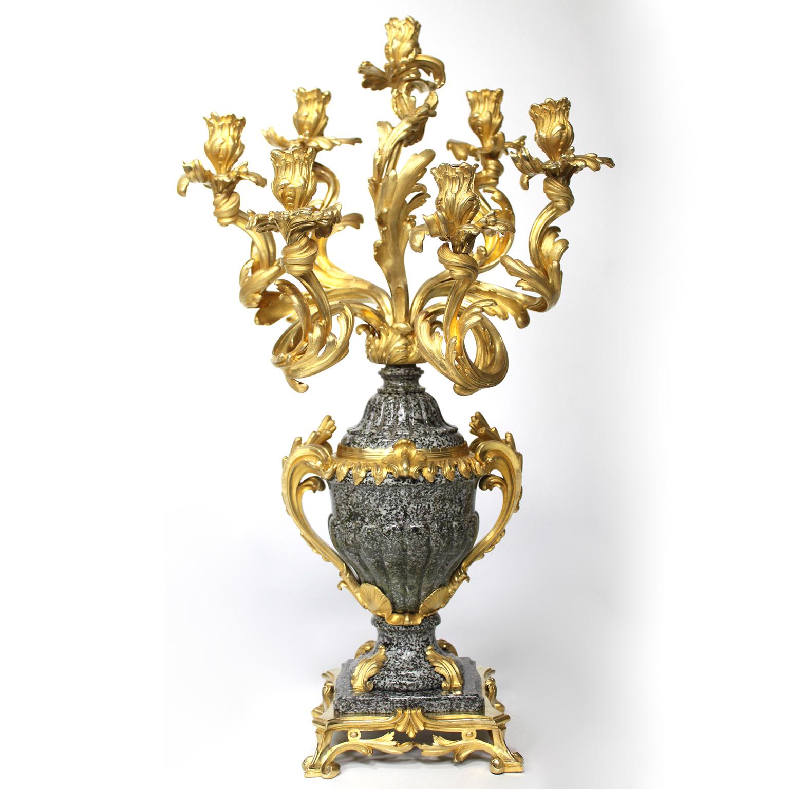 Francese Raffinato set di candelabri a tre pezzi in stile Luigi XV del XIX/20° secolo. in vendita