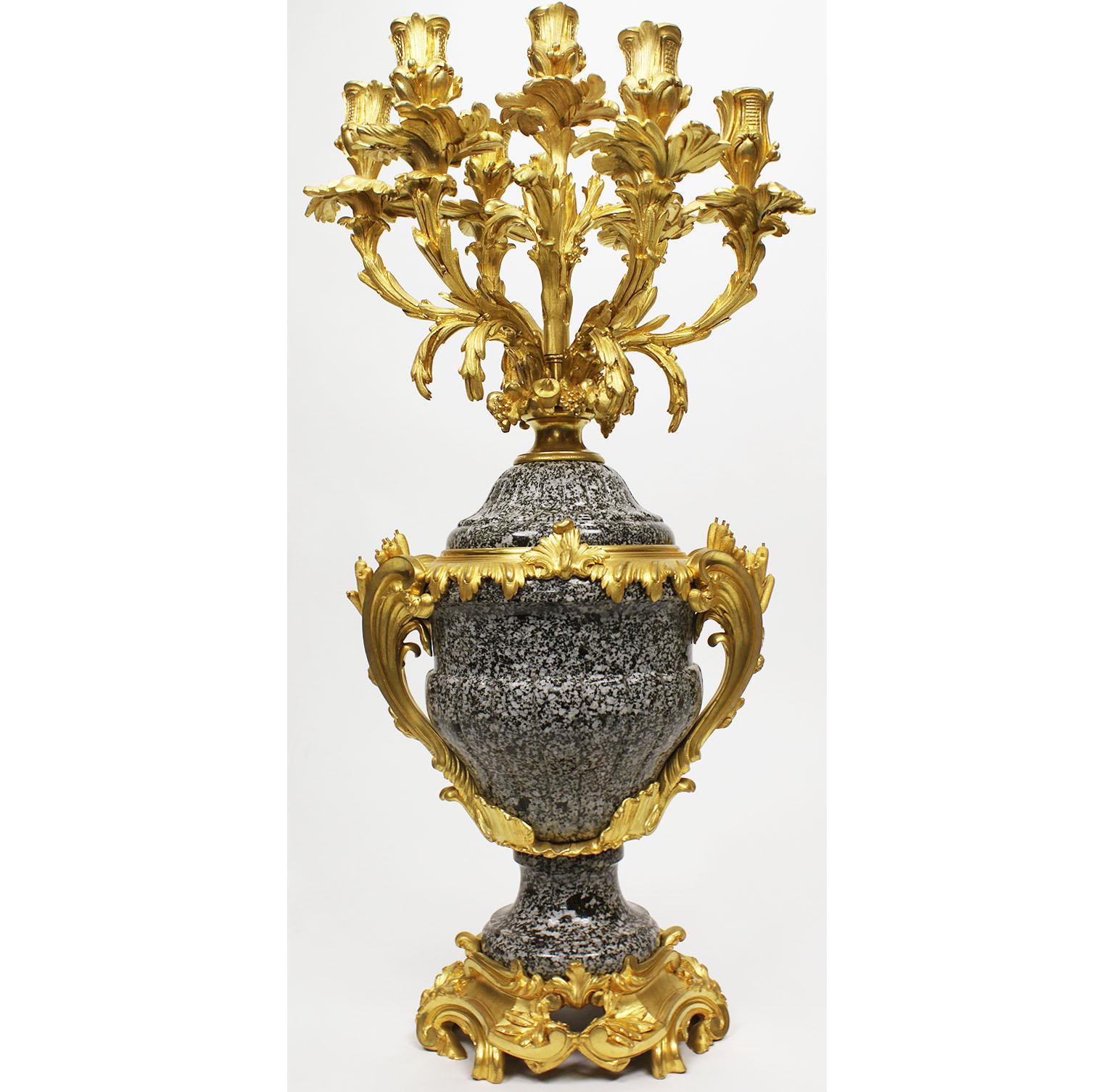 Intagliato Raffinato set di candelabri a tre pezzi in stile Luigi XV del XIX/20° secolo. in vendita