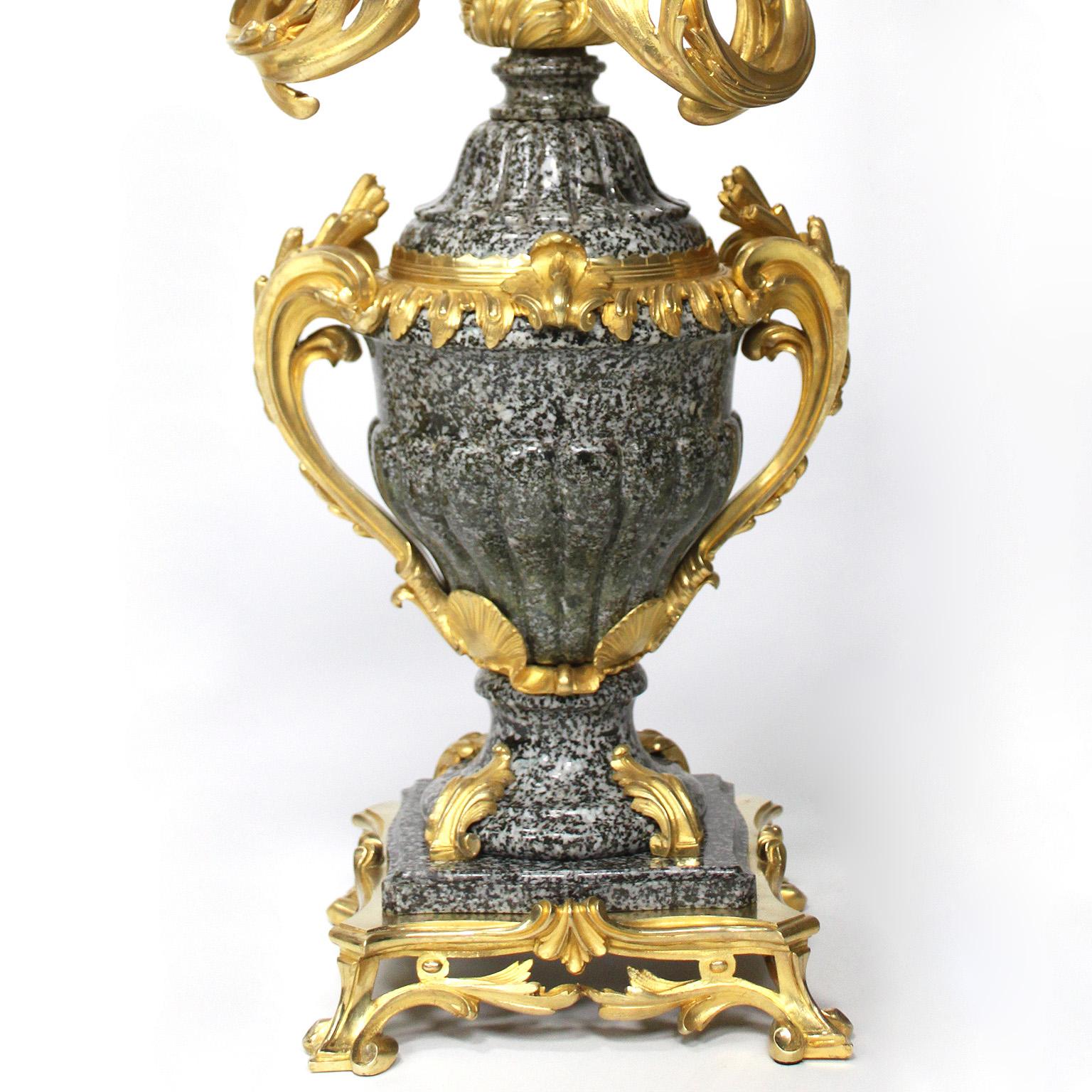 Raffinato set di candelabri a tre pezzi in stile Luigi XV del XIX/20° secolo. In condizioni buone in vendita a Los Angeles, CA