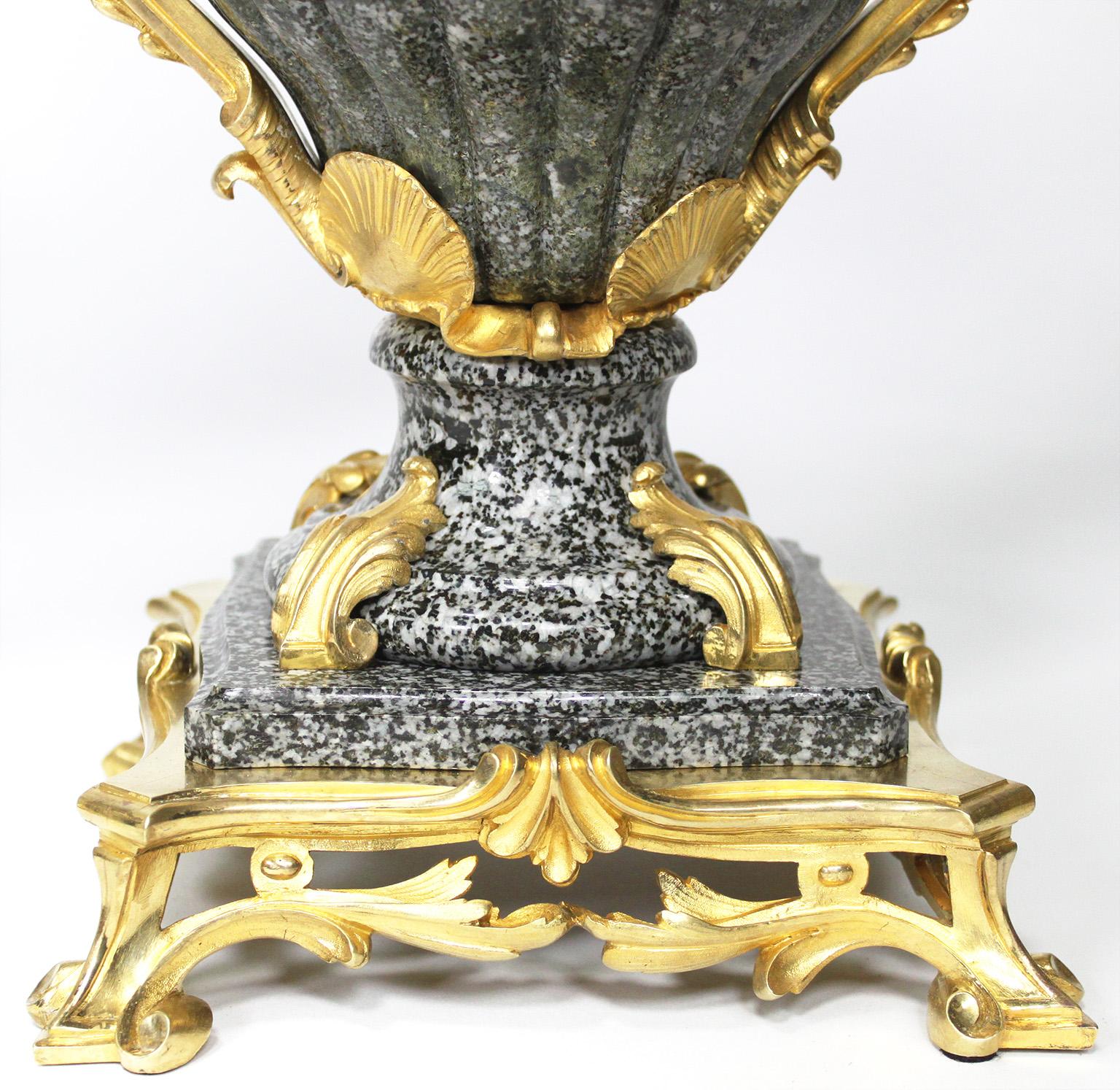 Bronzo Raffinato set di candelabri a tre pezzi in stile Luigi XV del XIX/20° secolo. in vendita