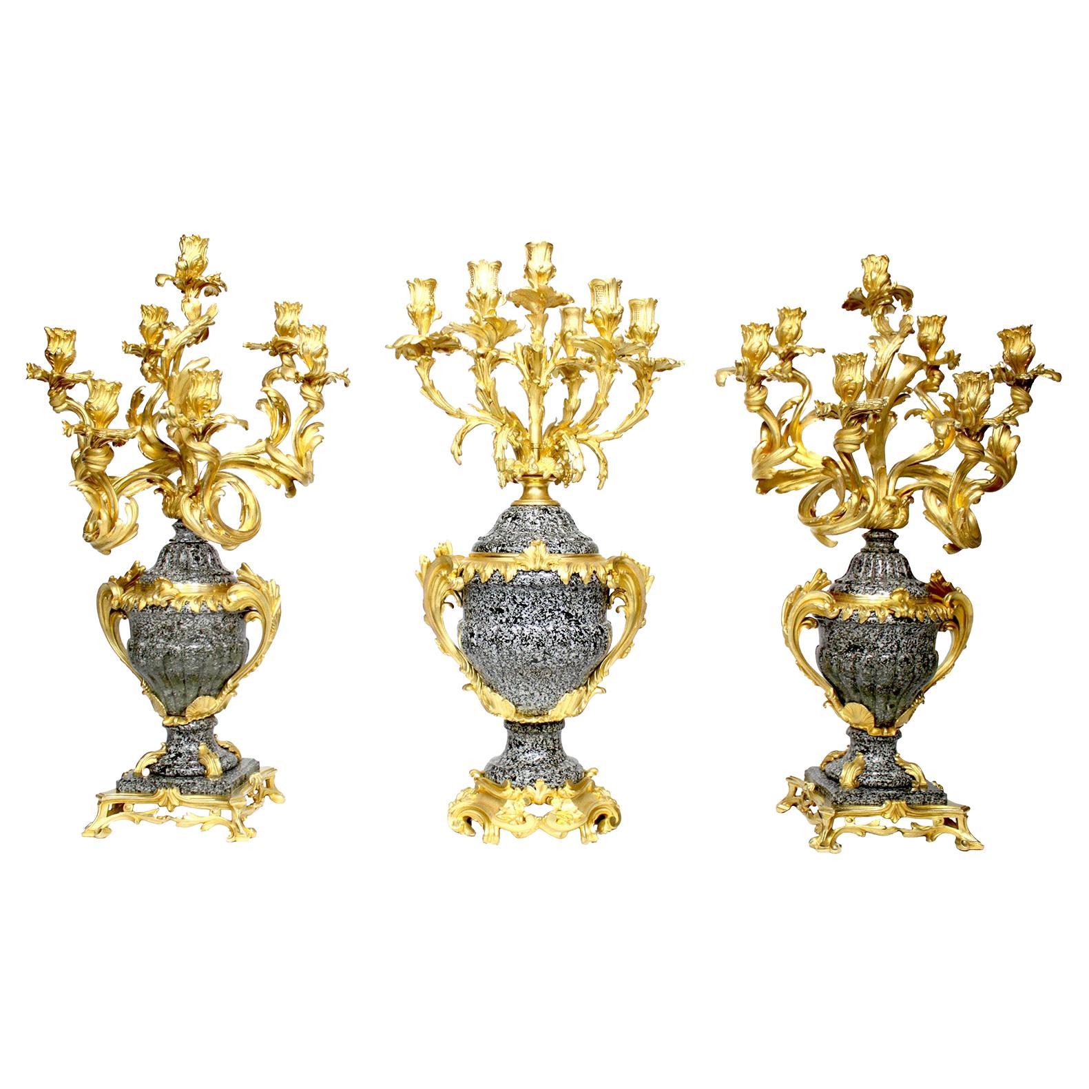 Raffinato set di candelabri a tre pezzi in stile Luigi XV del XIX/20° secolo. in vendita