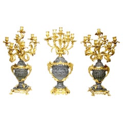 Fino juego francés de 3 candelabros de guarnición estilo Luis XV de los siglos XIX y XX