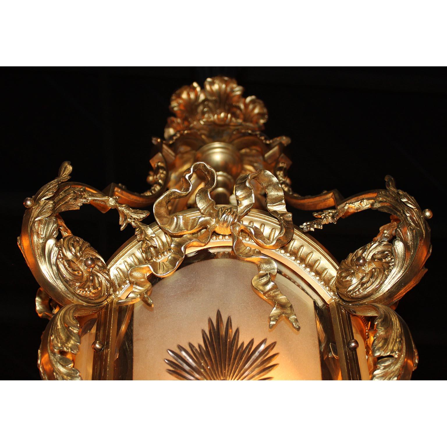Französische Laterne aus vergoldeter Bronze und Glas im Louis-XV-Stil des 19. und 20. Jahrhunderts im Angebot 3