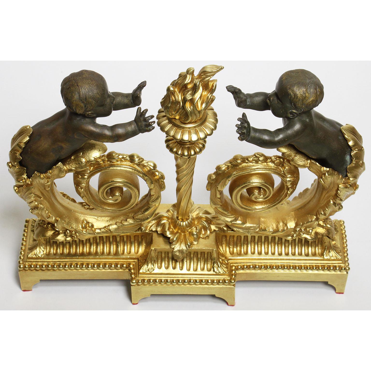 Doré Paire de chenets avec figure d’enfants en bronze doré de style Louis XV ( XIXe - XXe siècles) en vente