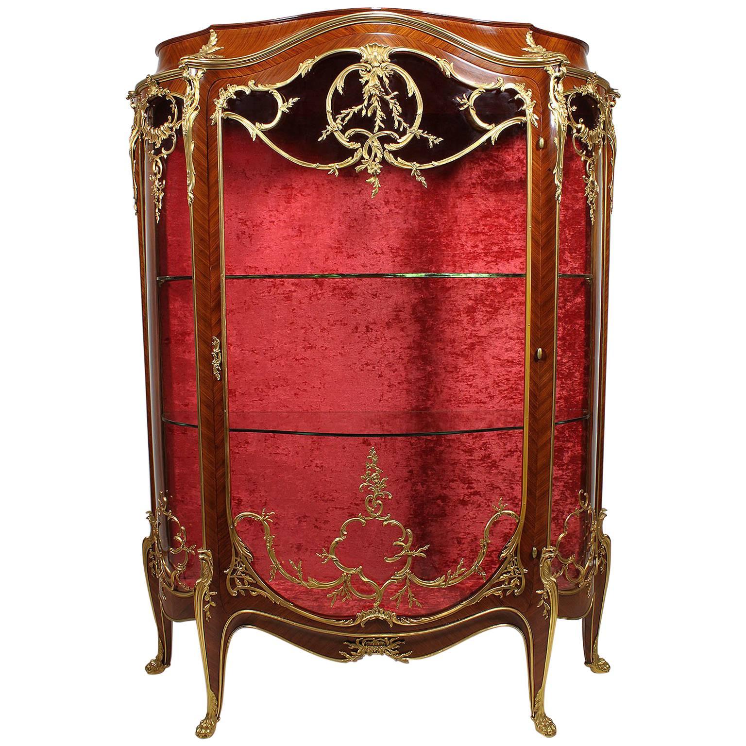 Vitrina francesa del siglo XIX-XX estilo Luis XV en madera de rey y montada en ormolu