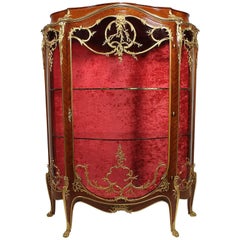 Vitrina francesa del siglo XIX-XX estilo Luis XV en madera de rey y montada en ormolu