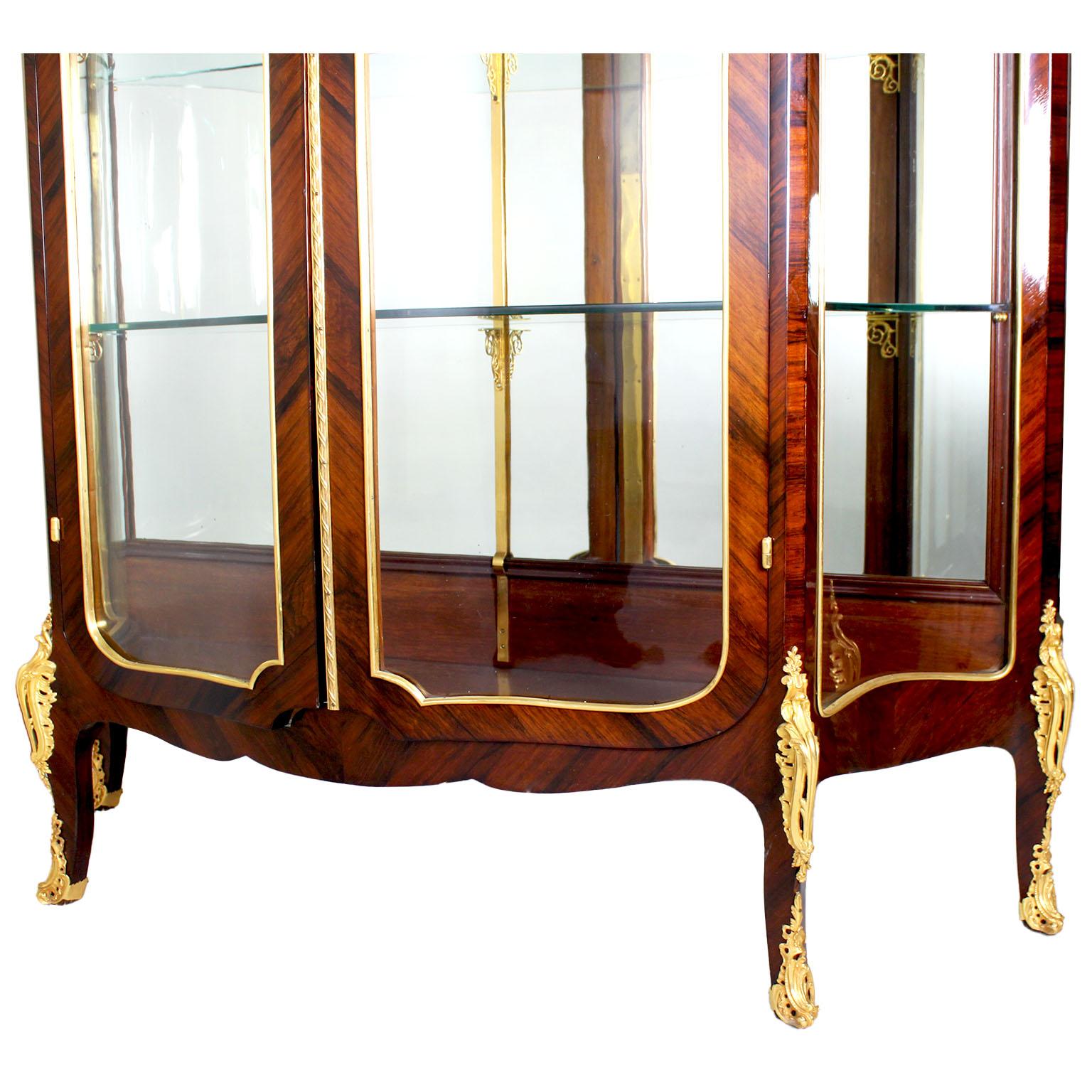 French 19th-20th Century Louis XV Style Kingwood & Ormolu Mounted 2-Door Vitrine In Good Condition In Los Angeles, CA