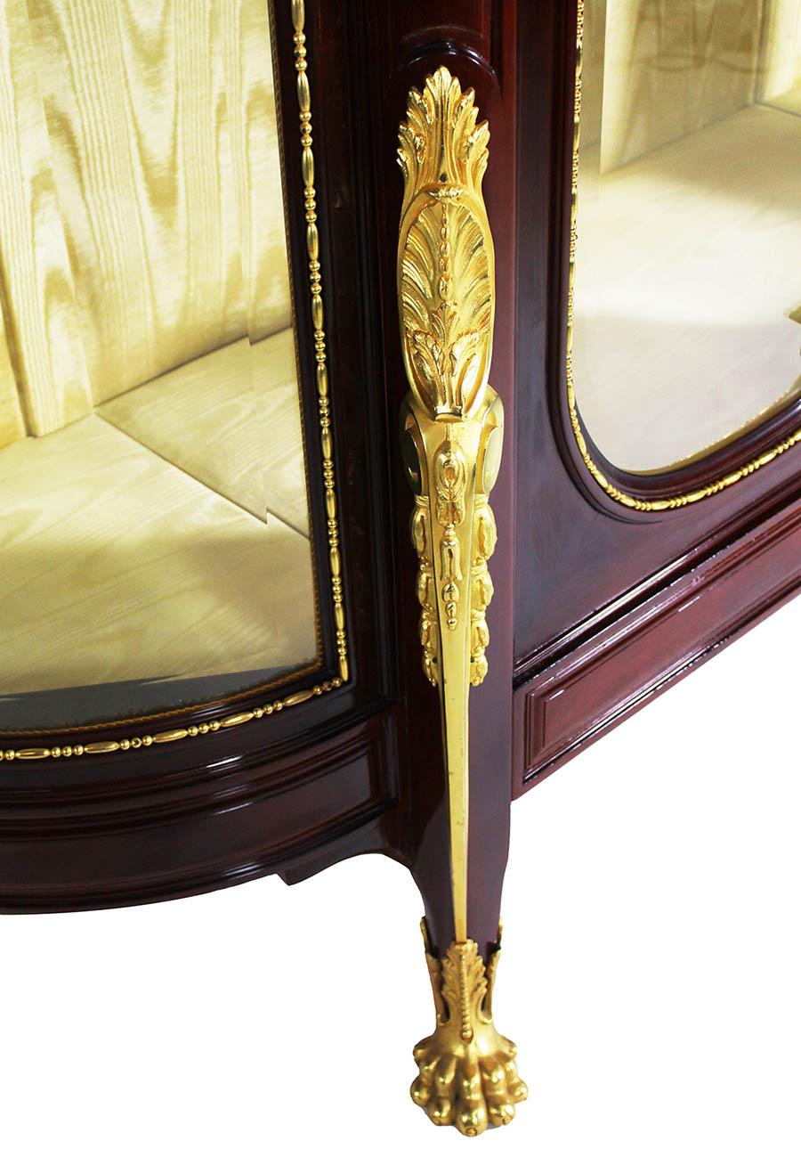 French 19th/20th Century Louis XV Style Mahogany and Gilt-Bronze Mounted Vitrine For Sale 2