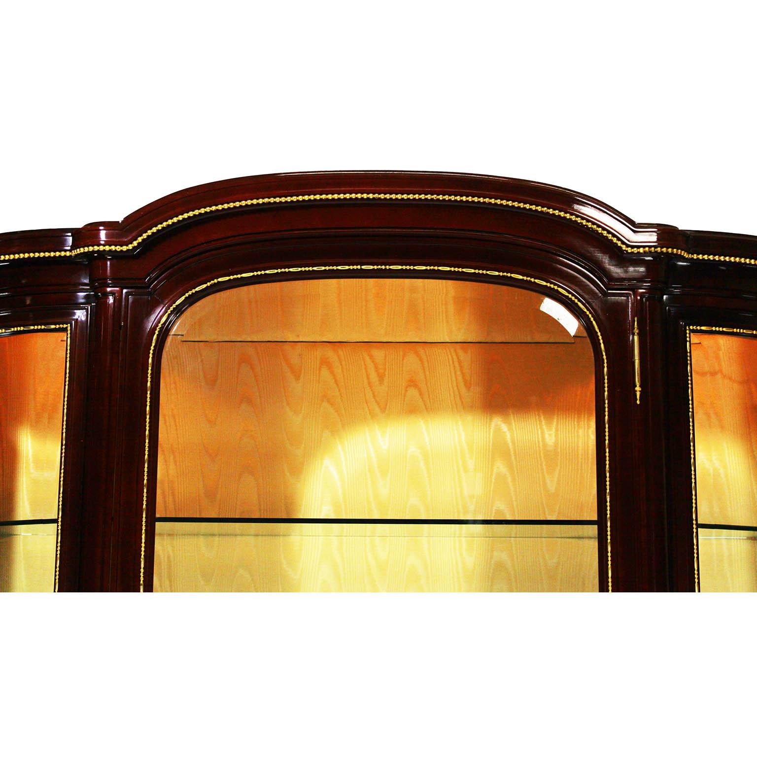 French 19th/20th Century Louis XV Style Mahogany and Gilt-Bronze Mounted Vitrine For Sale 4
