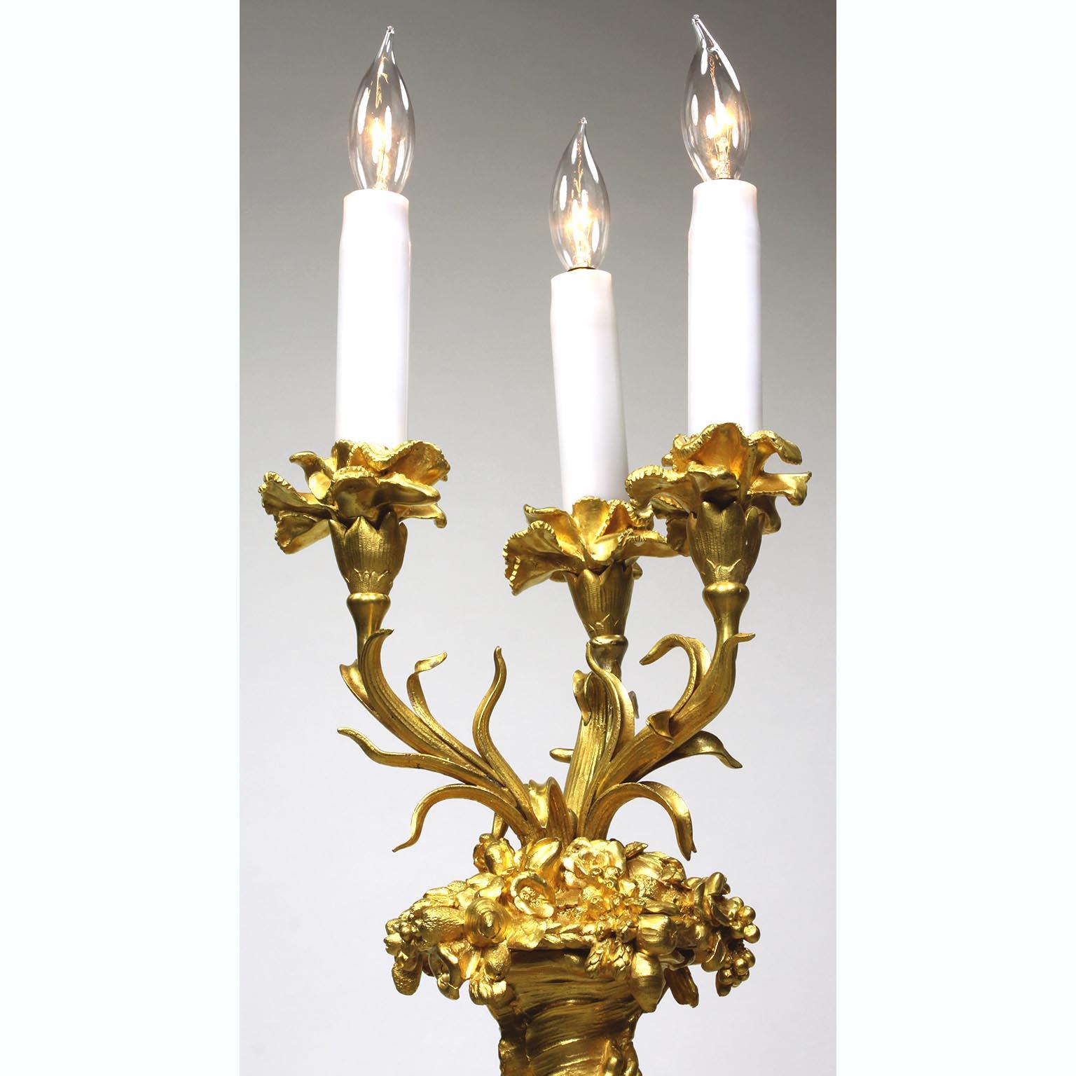 Belle Époque Candélabre sirène française de style Louis XV du 19e-20e siècle en bronze doré et marbre blanc en vente