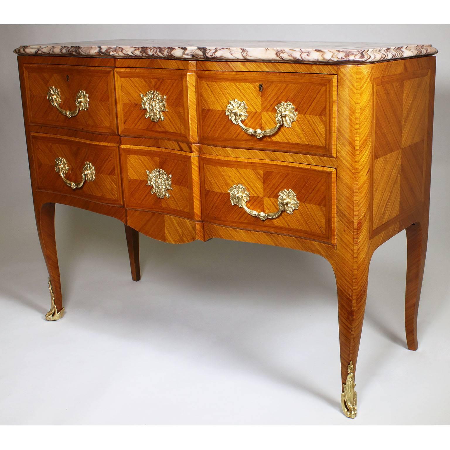 Französische Kommode im Louis-XV-Stil mit zwei Schubladen und Marmorplatte aus blondem, gebeiztem Holz und vergoldeter Bronze, 19.-20. Jahrhundert, Paris, um 1900.

Maße: Höhe 33 1/8 Zoll (84,1 cm)
Breite 43 1/2 Zoll (110,5 cm)
Tiefe 18 Zoll