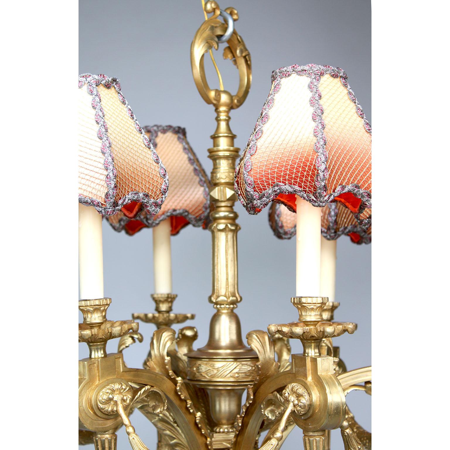 Lustre français à six lumières de style Louis XVI en bronze doré du XIXe-XXe siècle en vente 3