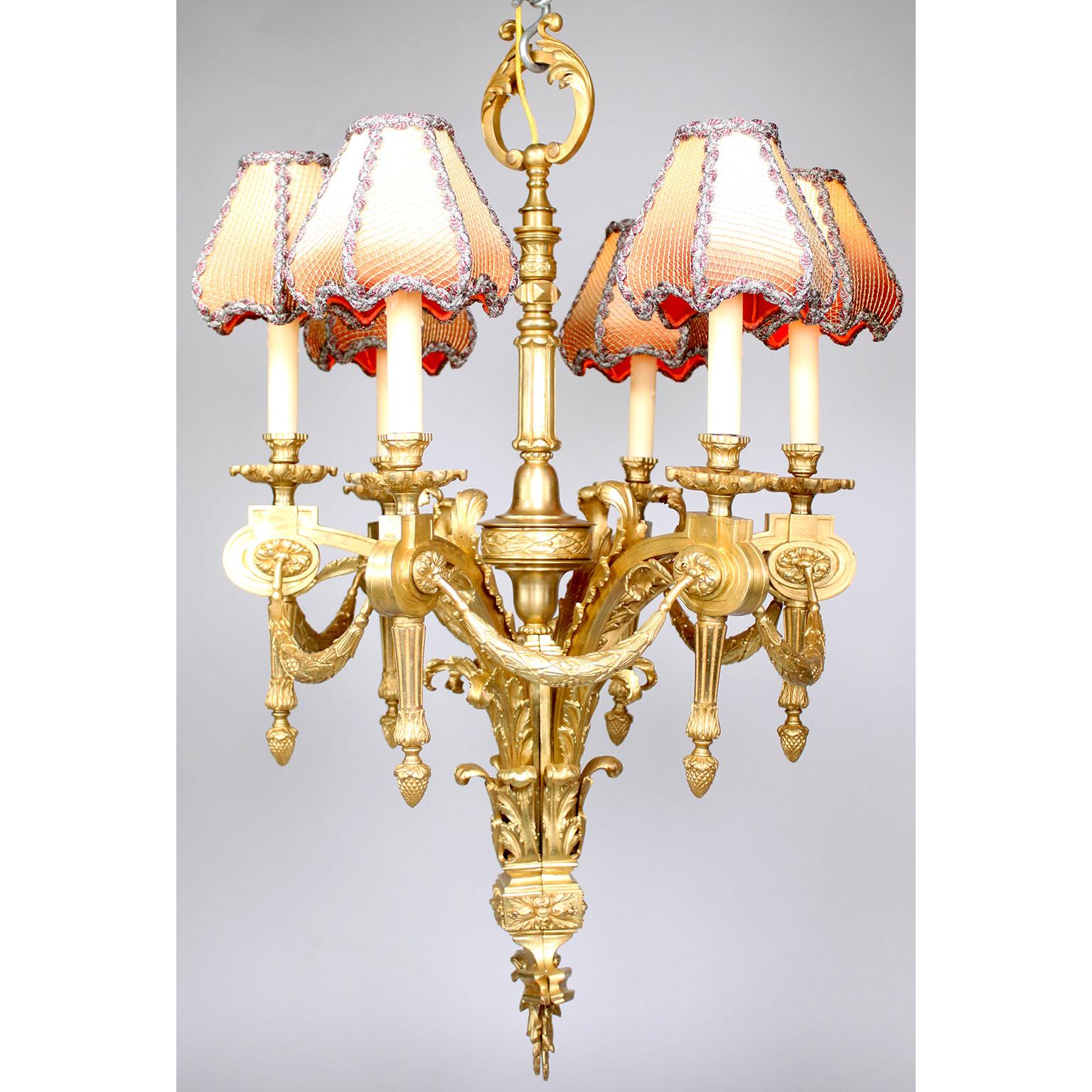 Français Lustre français à six lumières de style Louis XVI en bronze doré du XIXe-XXe siècle en vente