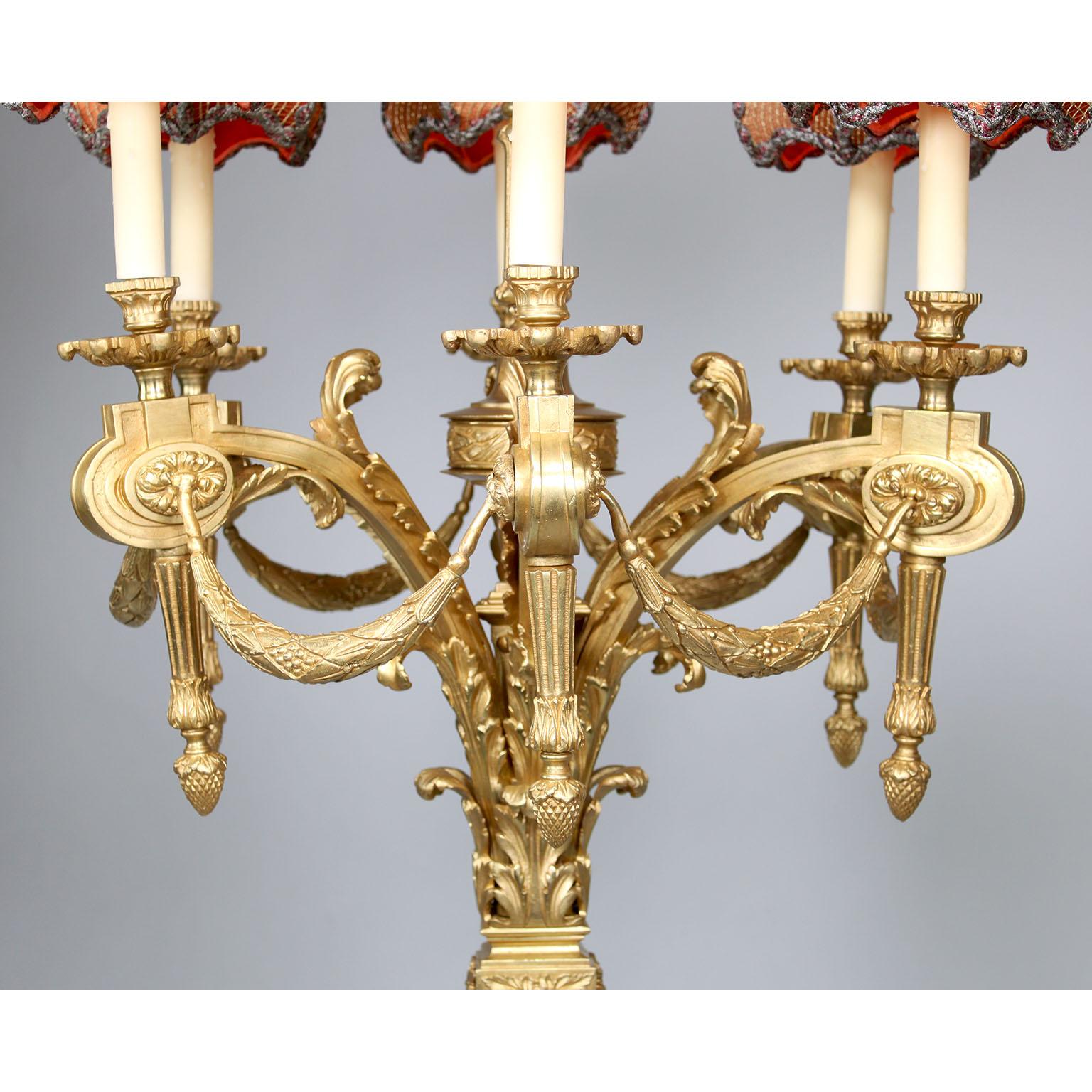 20ième siècle Lustre français à six lumières de style Louis XVI en bronze doré du XIXe-XXe siècle en vente