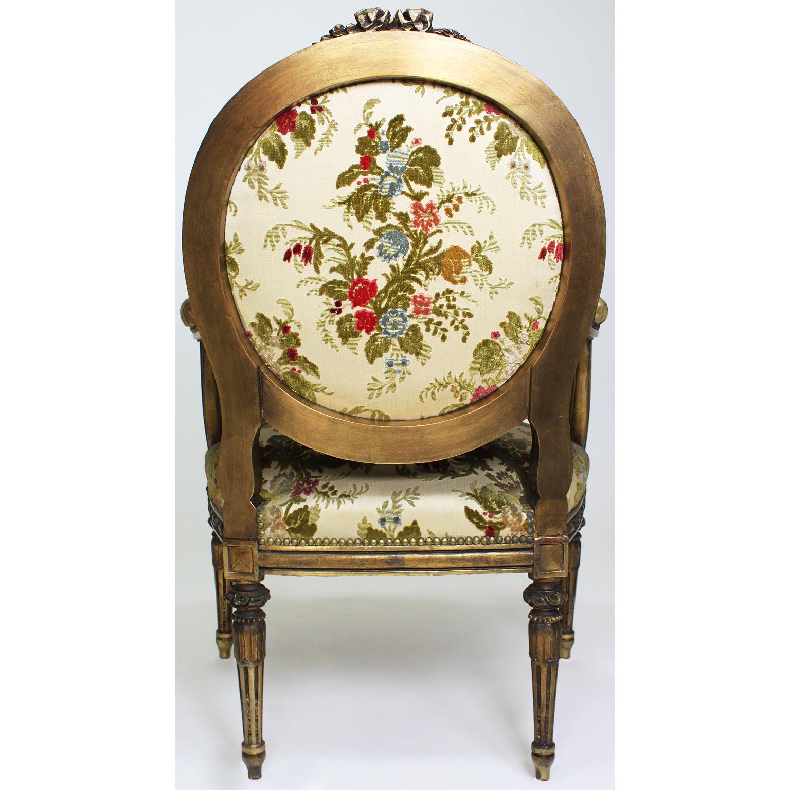 Französische geschnitzte 3-teilige Salon-Suite aus vergoldetem Holz im Louis-XVI-Stil des 19. und 20. Jahrhunderts im Angebot 3