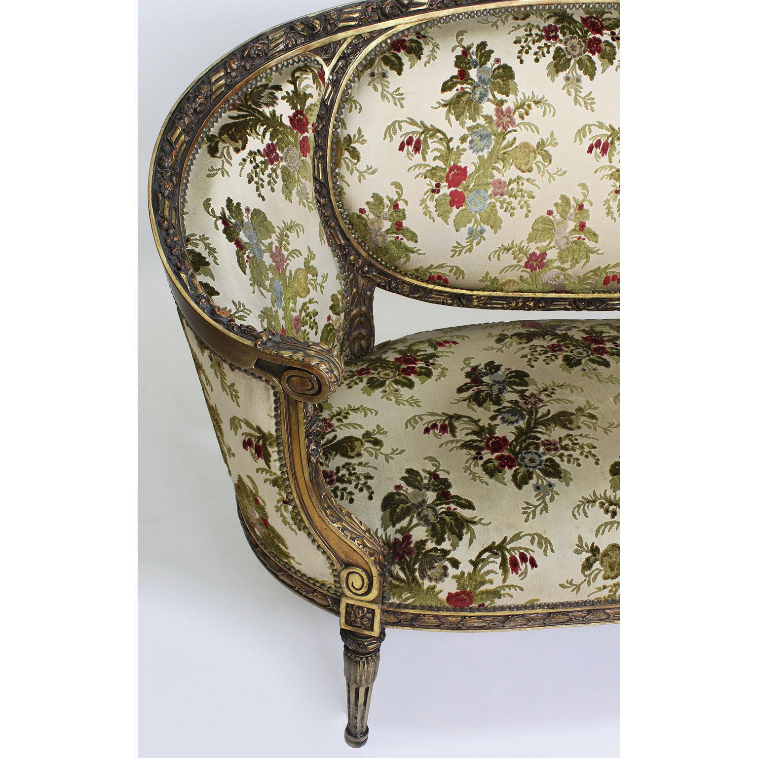 Suite de salon de 3 pièces de style Louis XVI du 19e-20e siècle en bois doré sculpté en vente 7