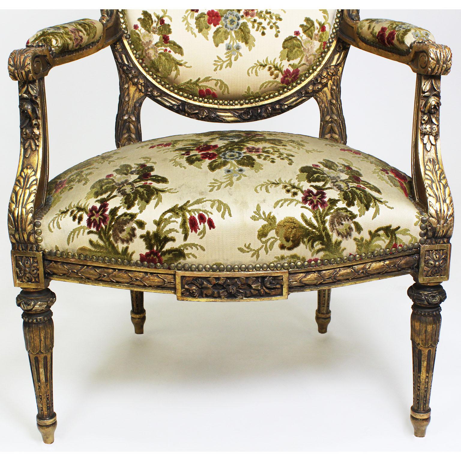 Tissu Suite de salon de 3 pièces de style Louis XVI du 19e-20e siècle en bois doré sculpté en vente